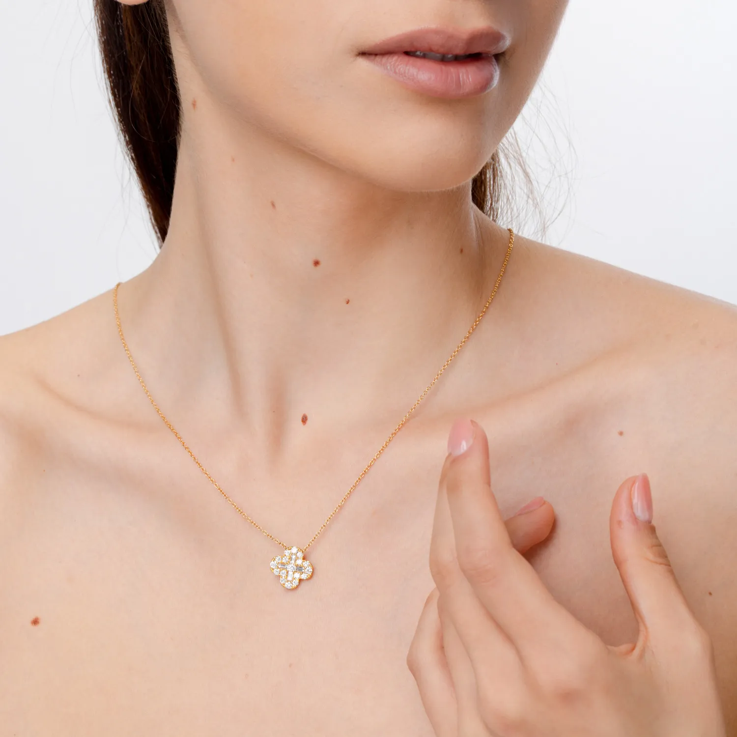 Lant cu pandantiv floare din aur galben cu diamante baguette si rotunde de 0.93ct