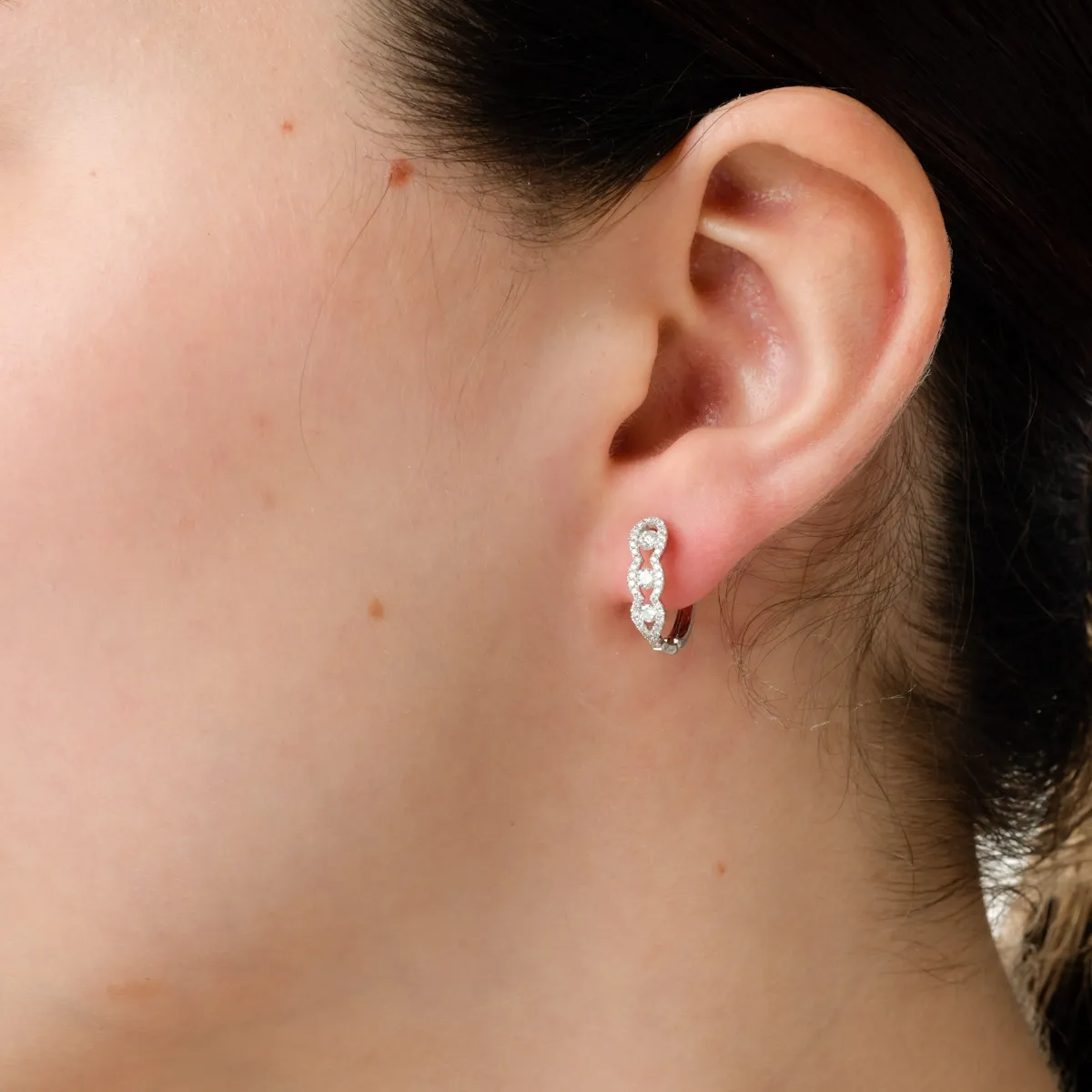 Okrągłe kolczyki z białego złota z diamentami o masie 0.48ct