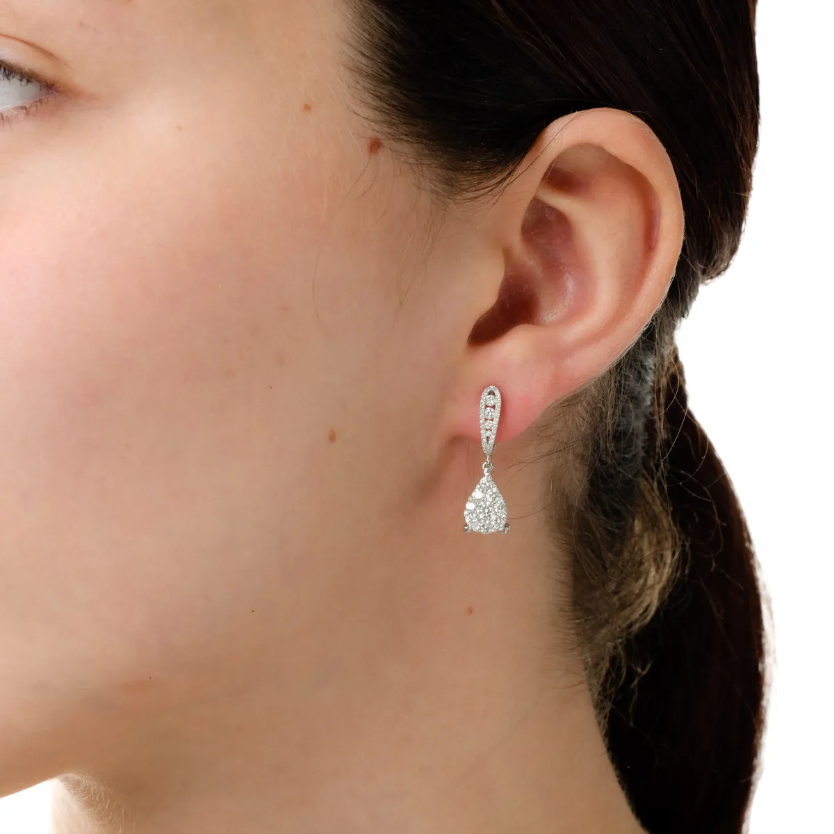 Cercei lungi din aur alb cu diamante de 1.18ct