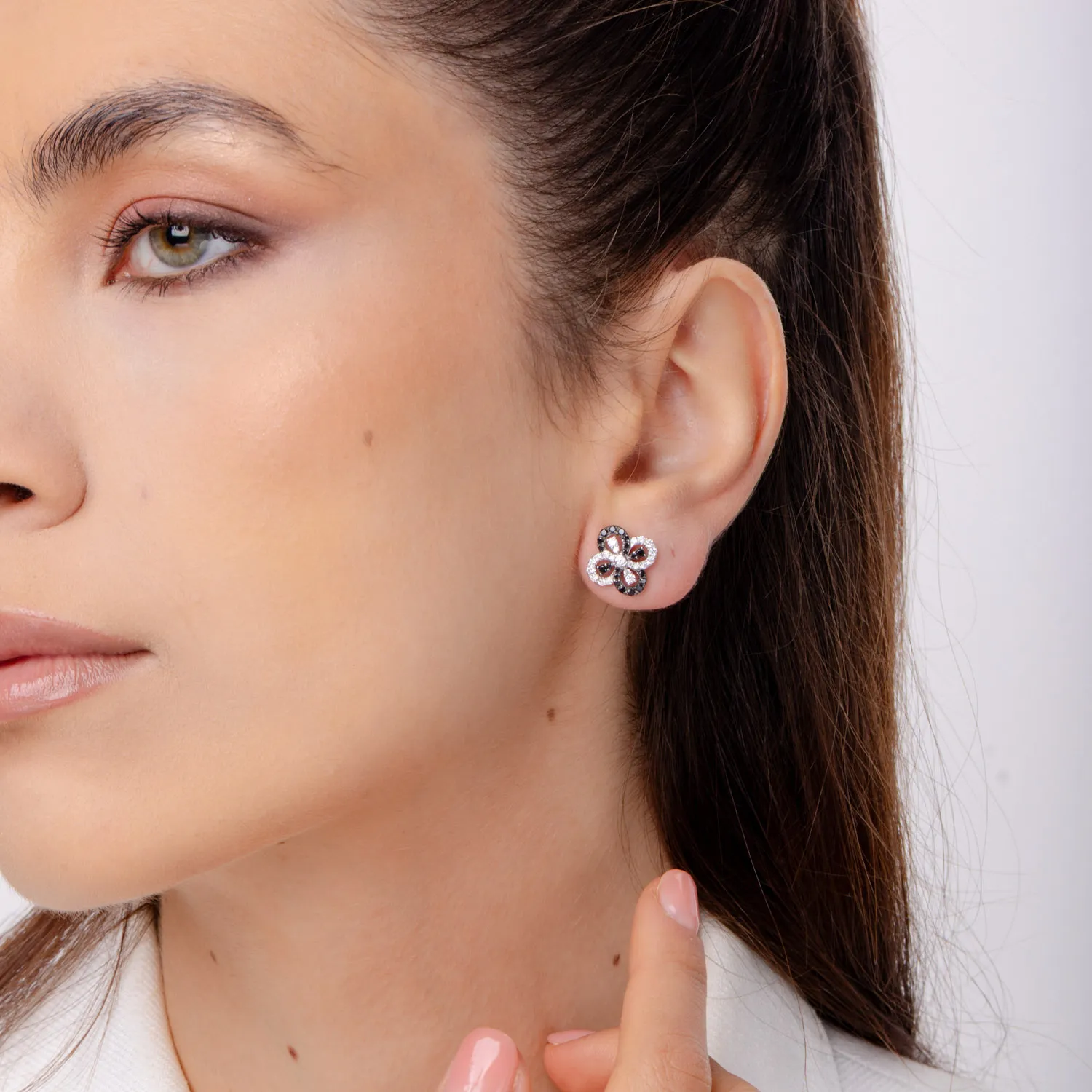 Cercei geometrici din aur alb cu diamante negre de 0.4ct si diamante incolore de 0.4ct