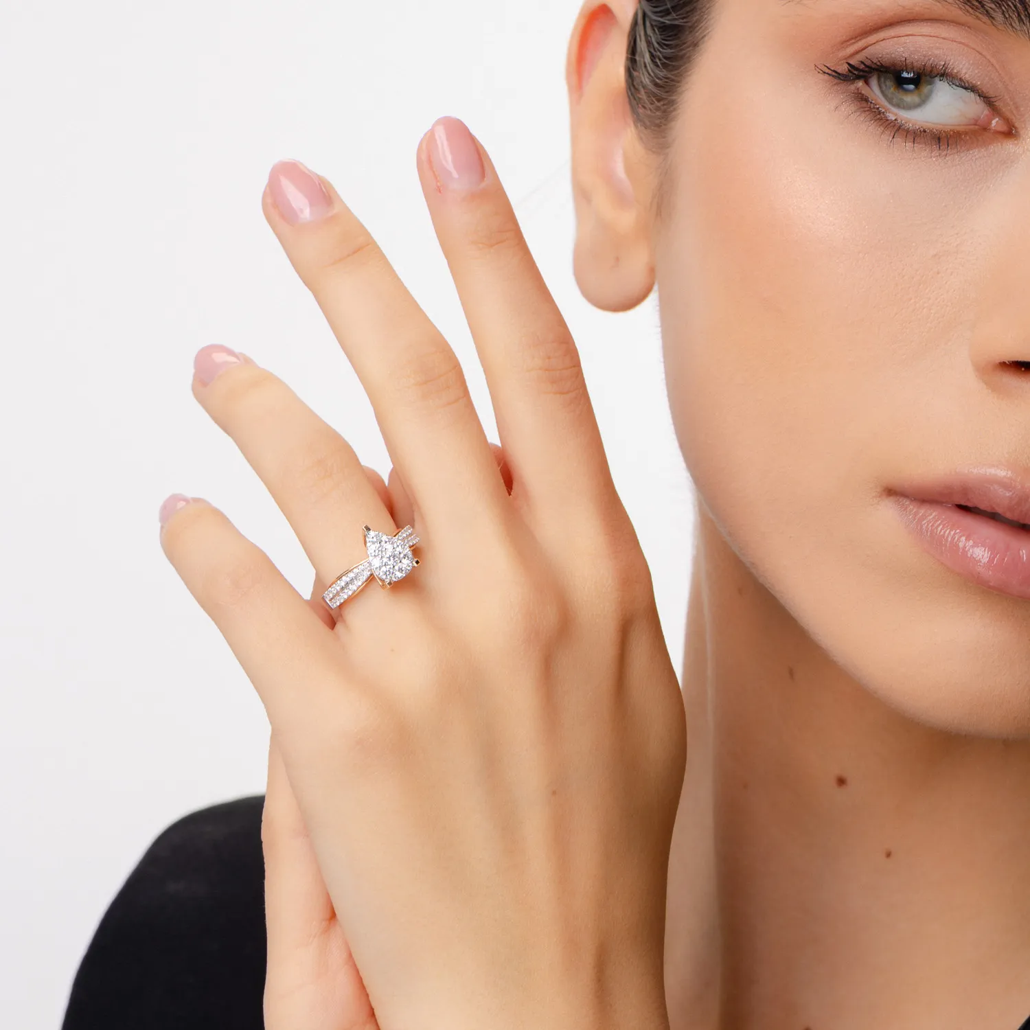 Fehér rózsa eljegyzési gyűrű 0.8ct gyémántokkal