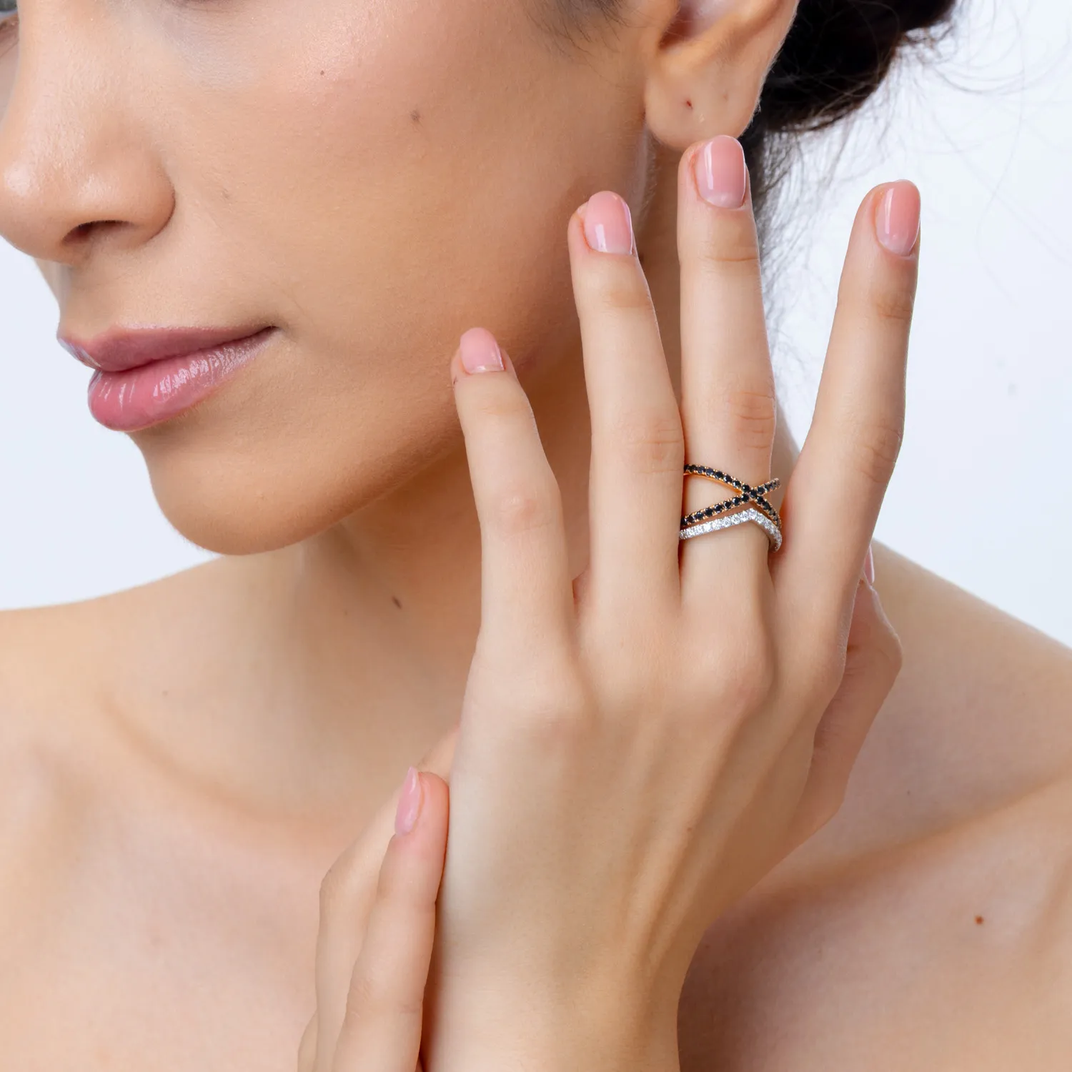 Pierścionek z białego i różowego złota z czarnymi diamentami o masie 0.8ct i przezroczystymi diamentami o masie 0.3ct