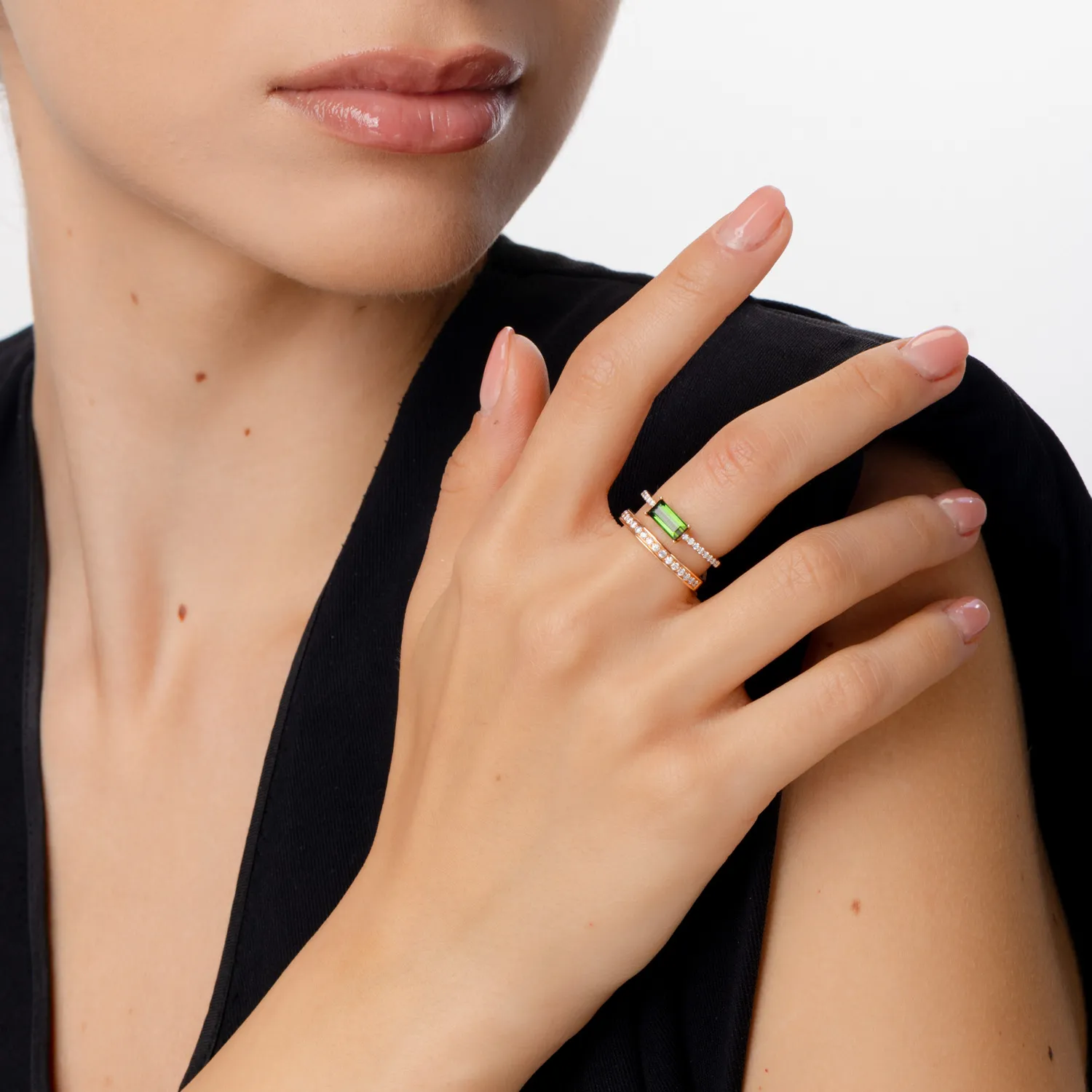 Pierścionek z różowego złota z zielonym turmalinem o masie 0.9 ct i diamentami o masie 0.3ct
