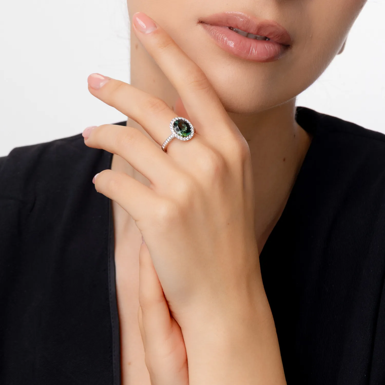 Pierścionek z białego złota z 3.1ct zielonym turmalinem i 0.4ct diamentami