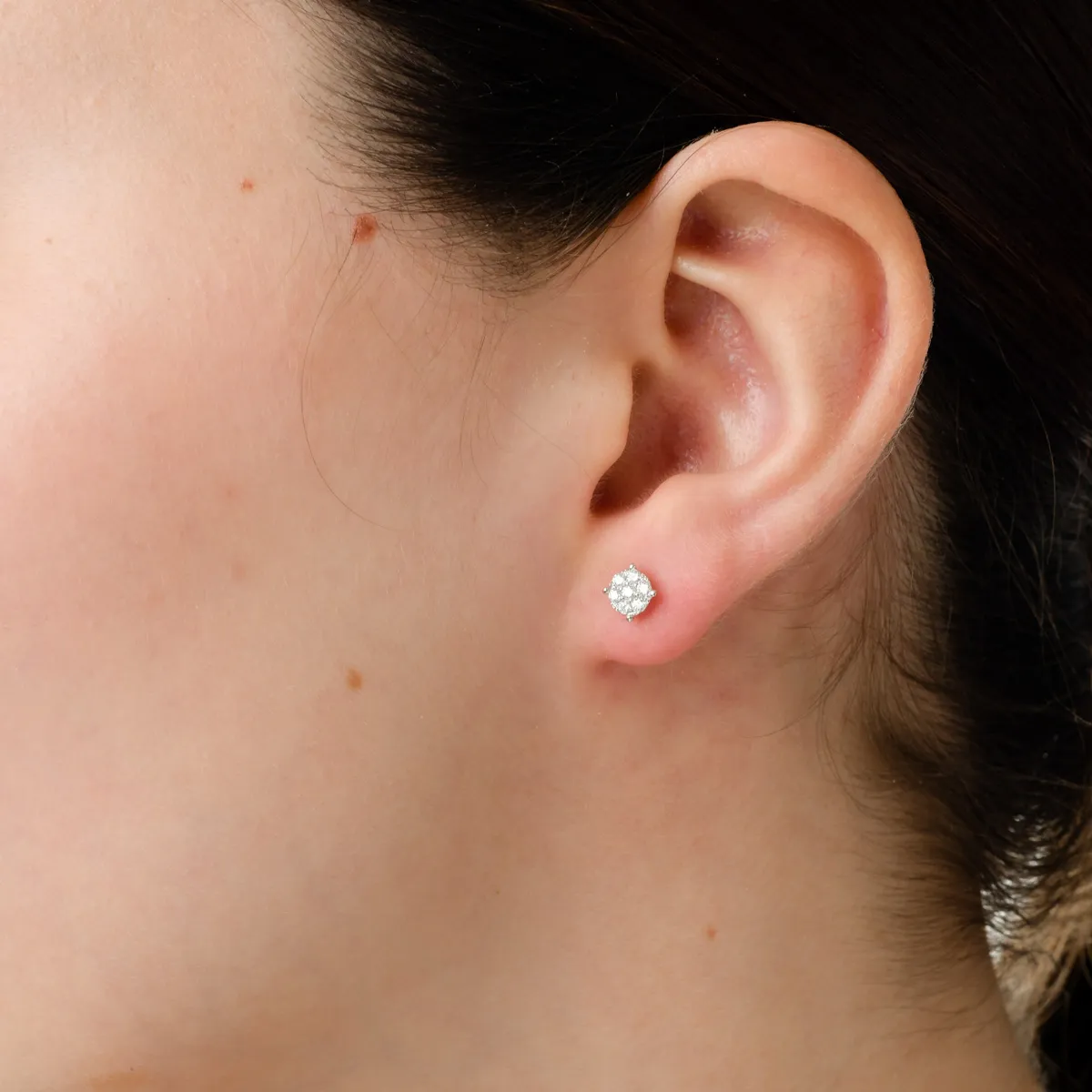 White gold stud earrings with 0.4ct diamonds