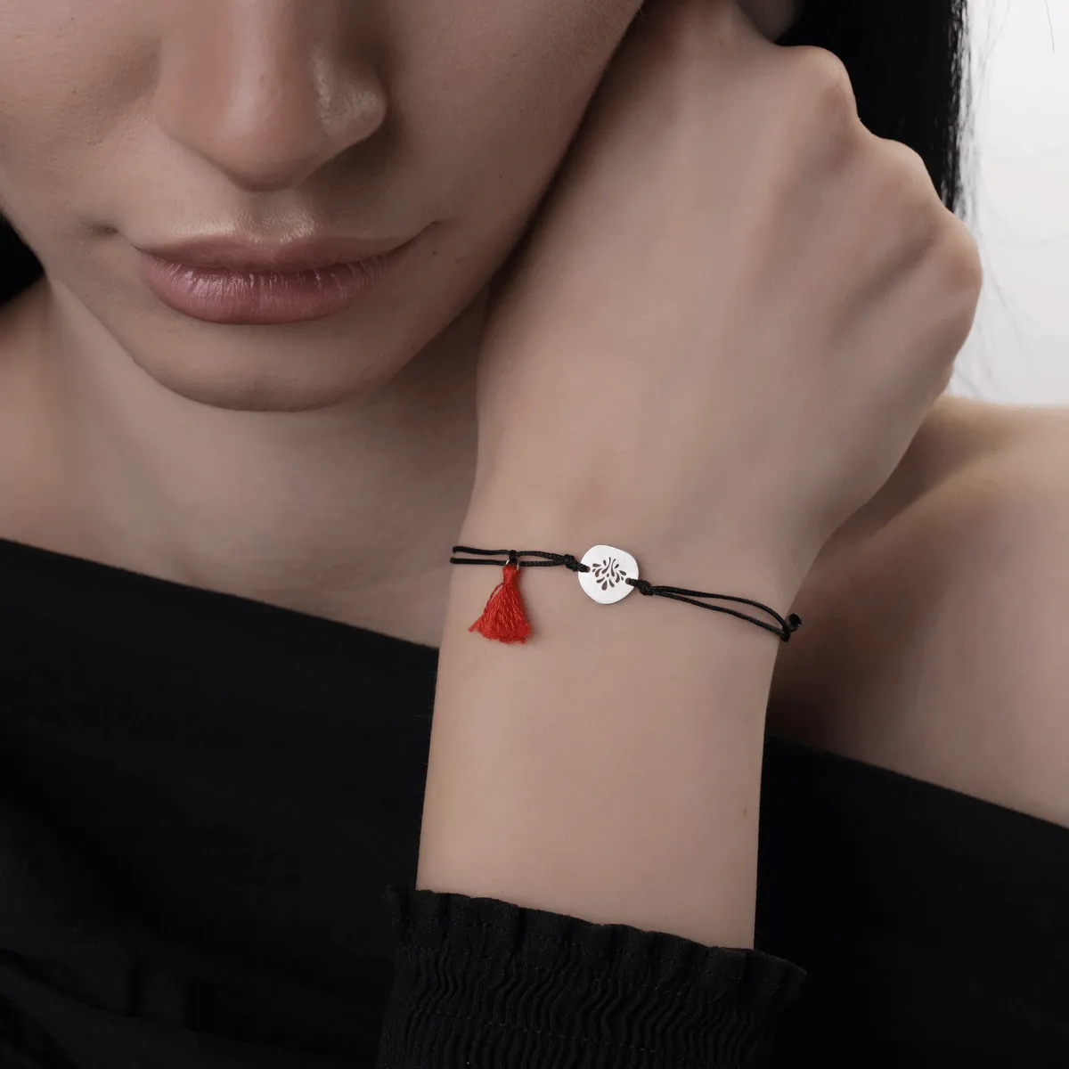 Bratara cu snur negru din aur alb