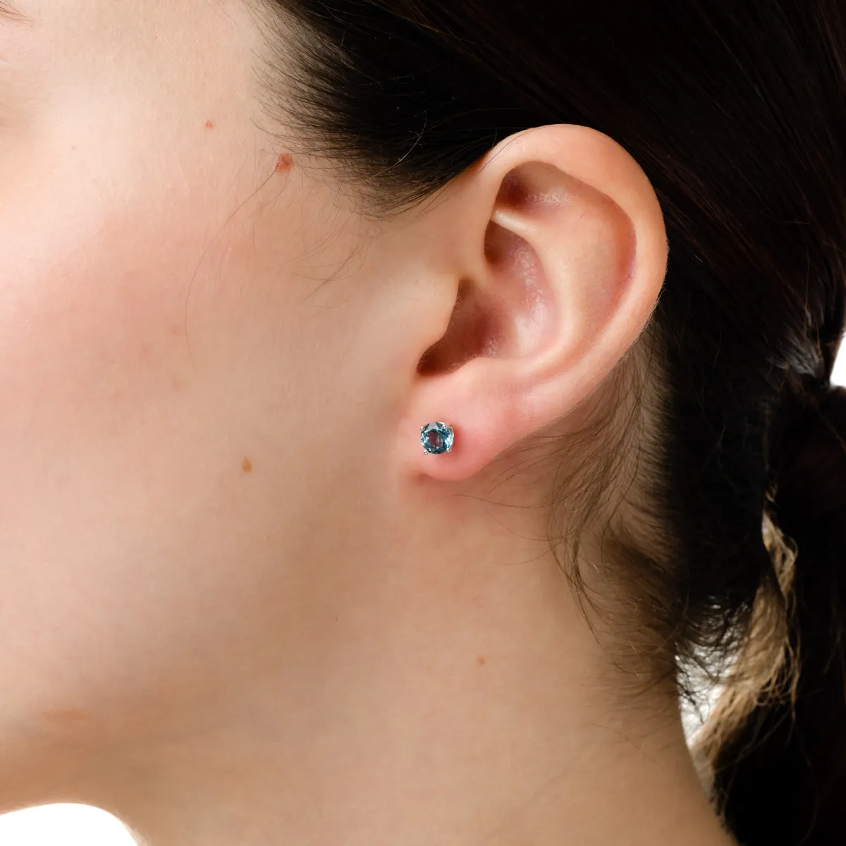 Fehérarany fülbevaló 1.3ct londoni kék topázokkal