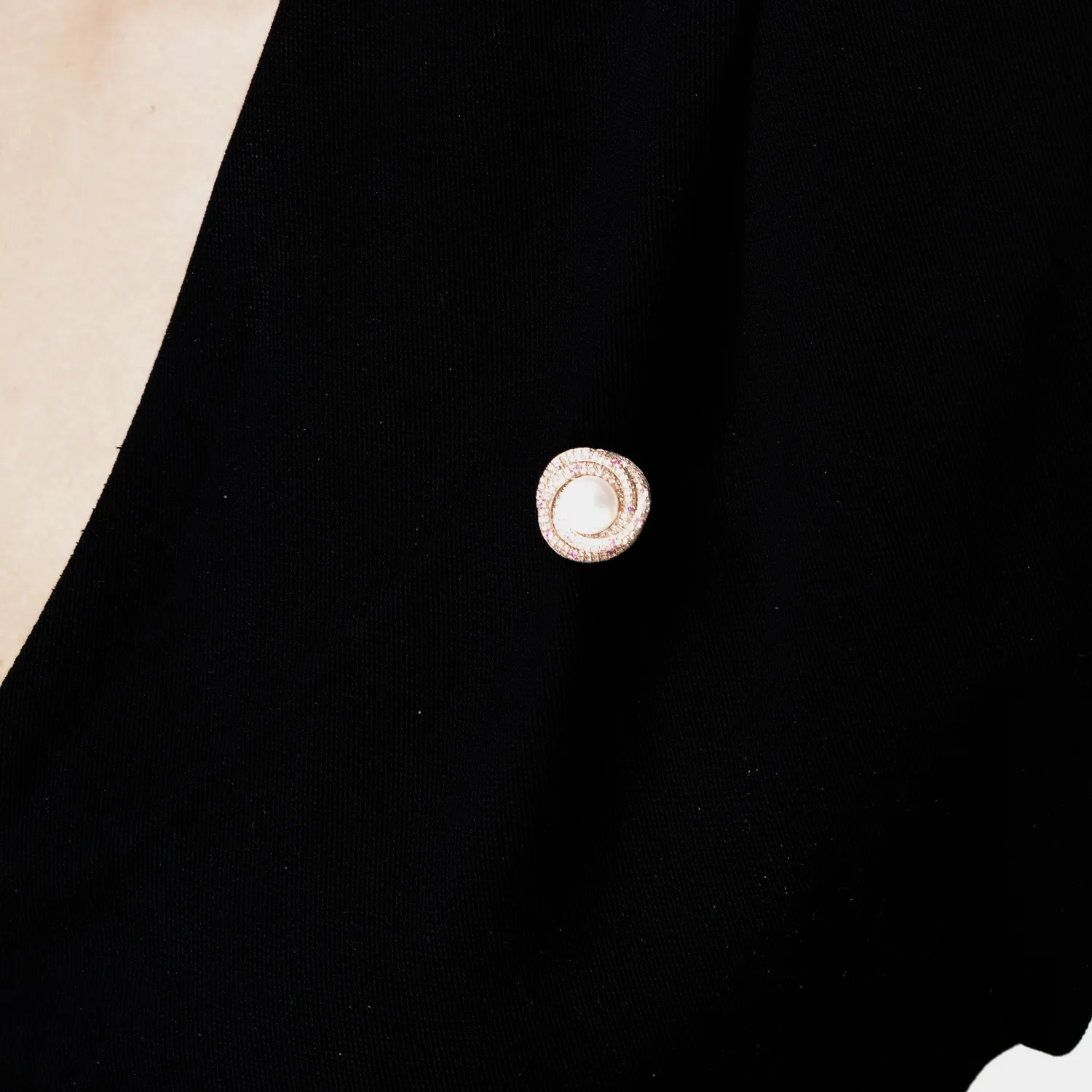 Broszka z różowego złota z kamieniami szlachetnymi i półszlachetnymi o masie 5.3ct