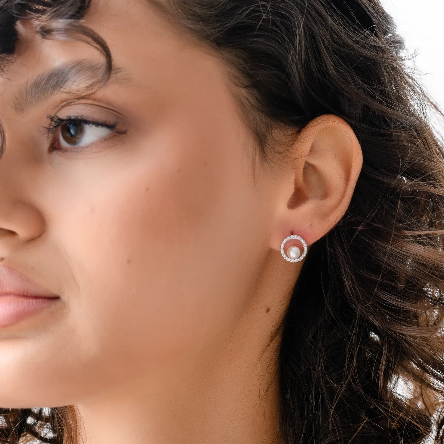 White gold earrings with synthetic pearls and zirconia