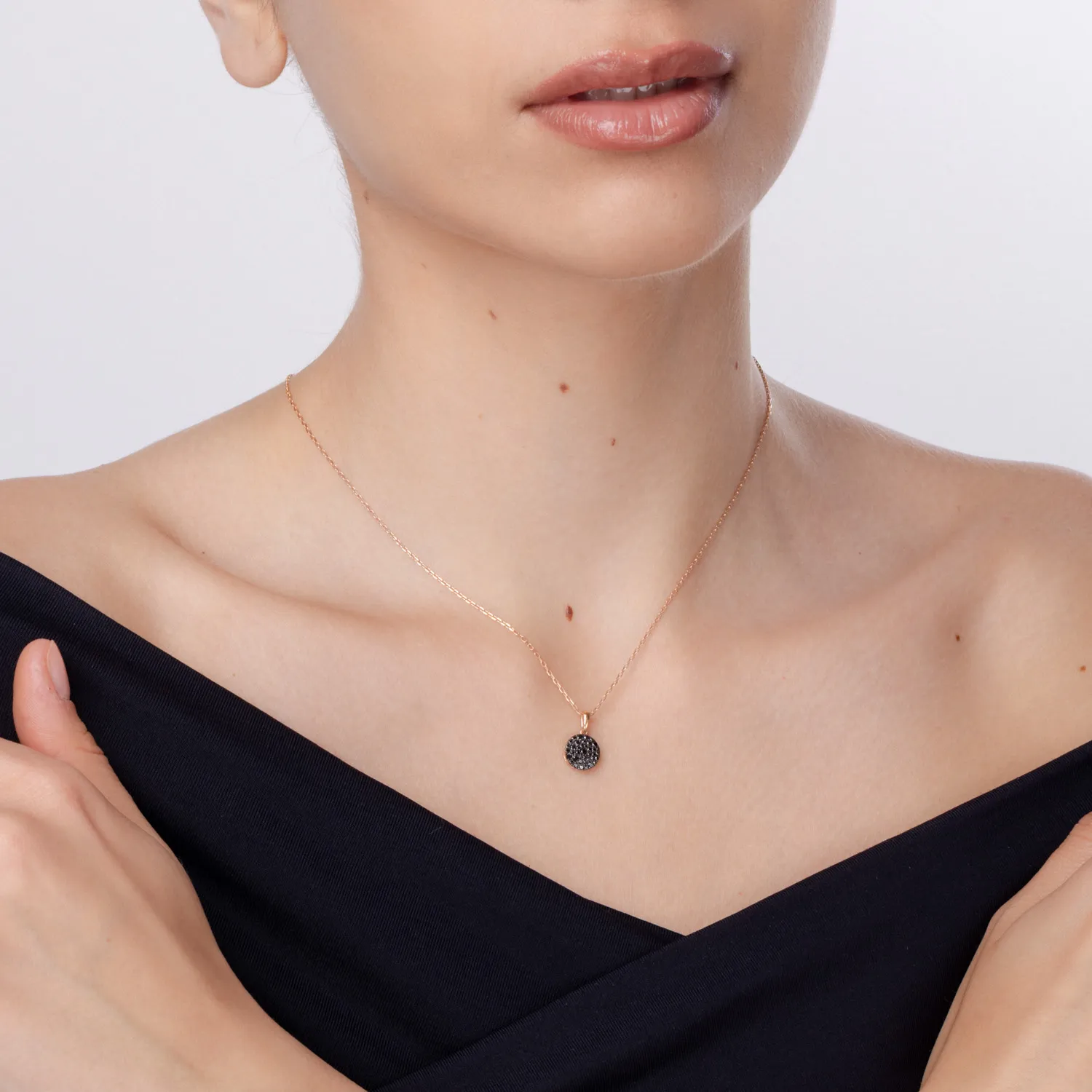 Rose gold round pendant necklace with 0.3ct black diamonds