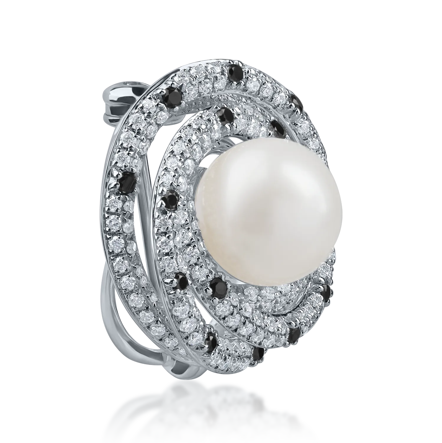 White gold brooch with 4.3ct fresh water pearl and 0.7ct diamonds