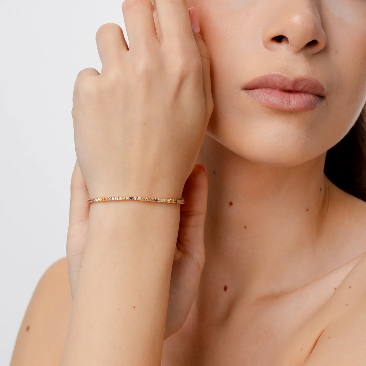 Bransoletka tenisowa z żółtego złota z wielobarwnymi szafirami o masie 2.6ct