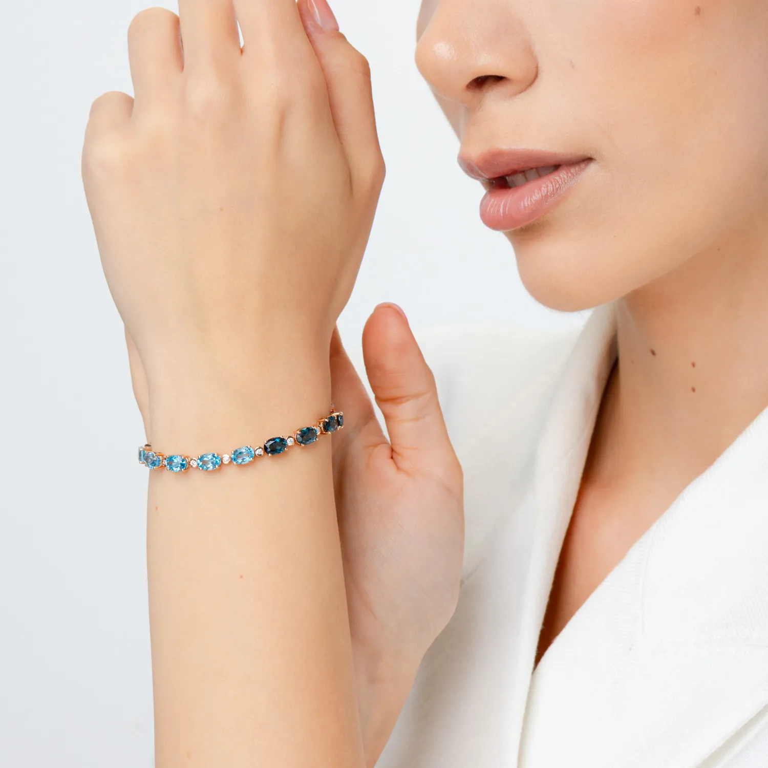 Bratara tennis din aur roz cu topaze albastre ovale de 15.5ct si diamante de 0.3ct