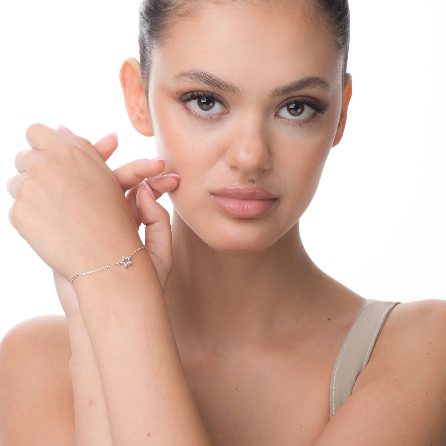Bratara din aur alb cu pandantiv stea si diamante de 0.05ct
