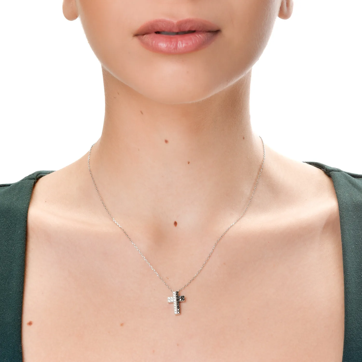 Lant cu pandantiv cruce din aur alb cu diamante incolore si negre de 0.4ct