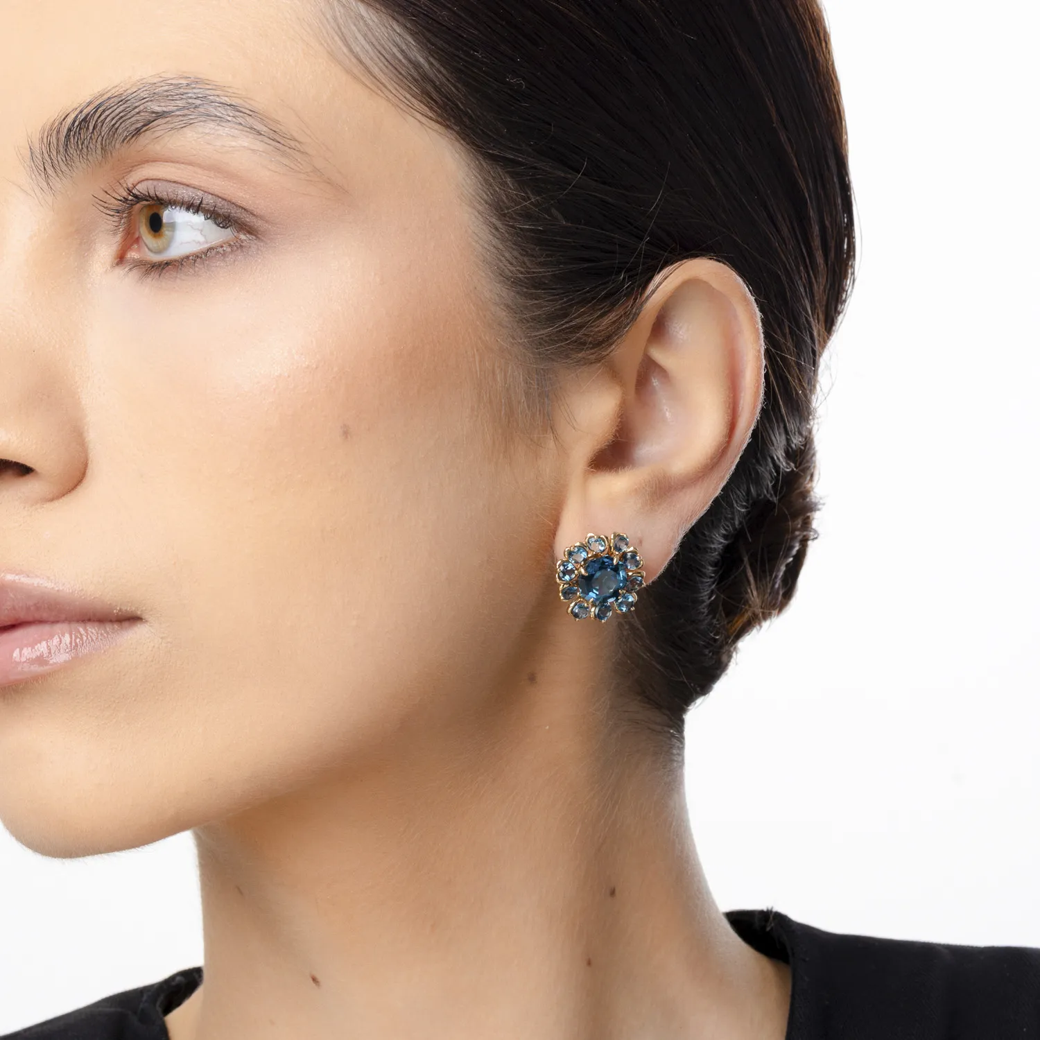Kolczyki z żółtego złota z 13.6ct topazami w kolorze londyńskiego błękitu