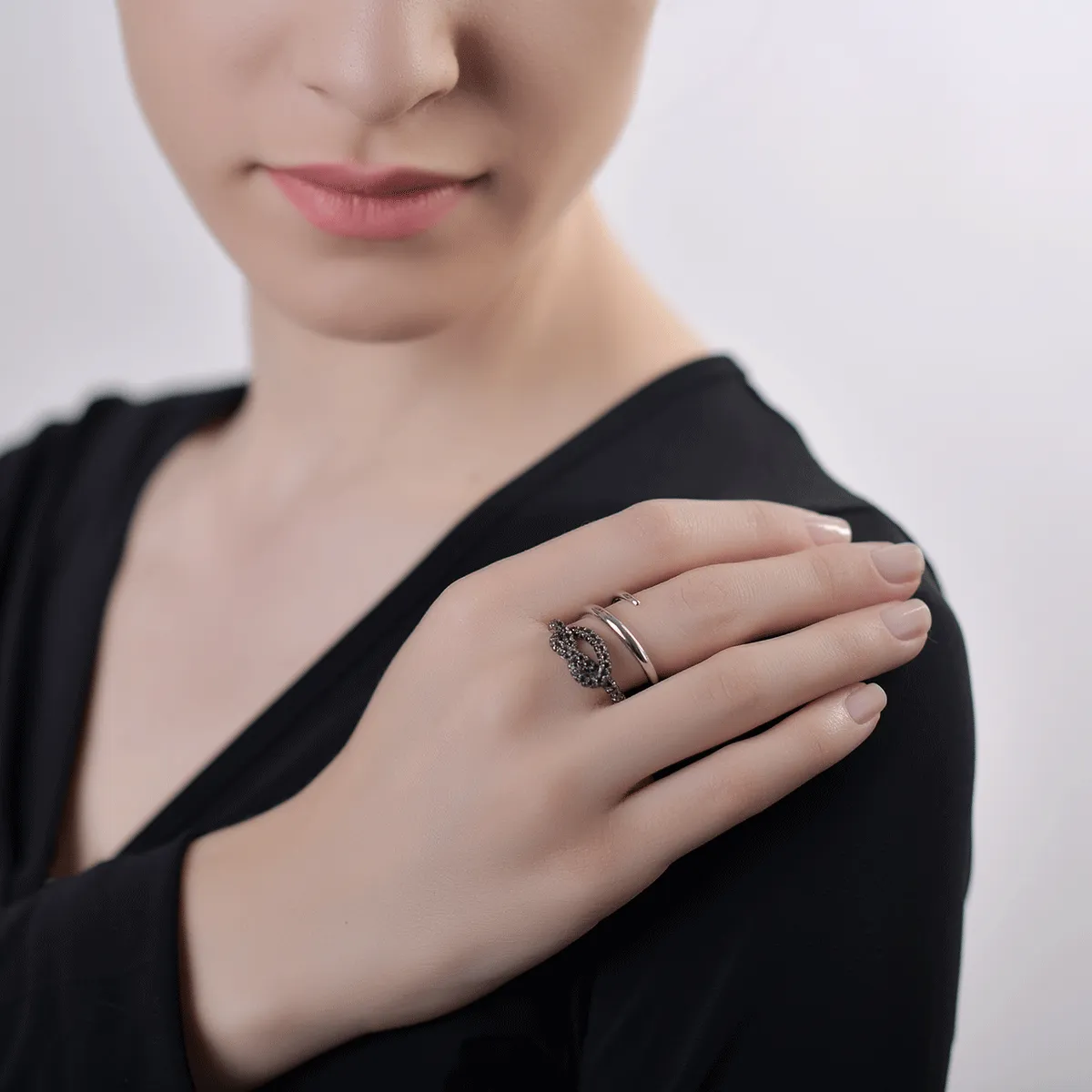 Pierścionek z 18K białego złota z czarnymi diamentami 1 ct