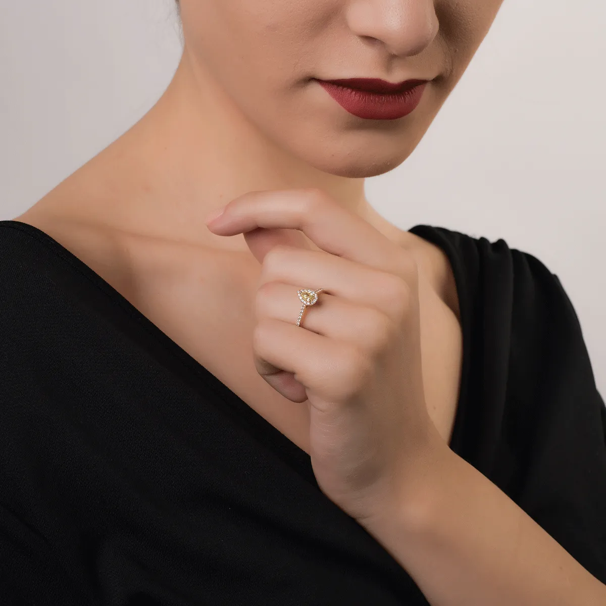 Pierścionek z 18K różowego złota z ozdobnym diamentem 0.3ct i bezbarwnymi diamentami o masie 0.24ct