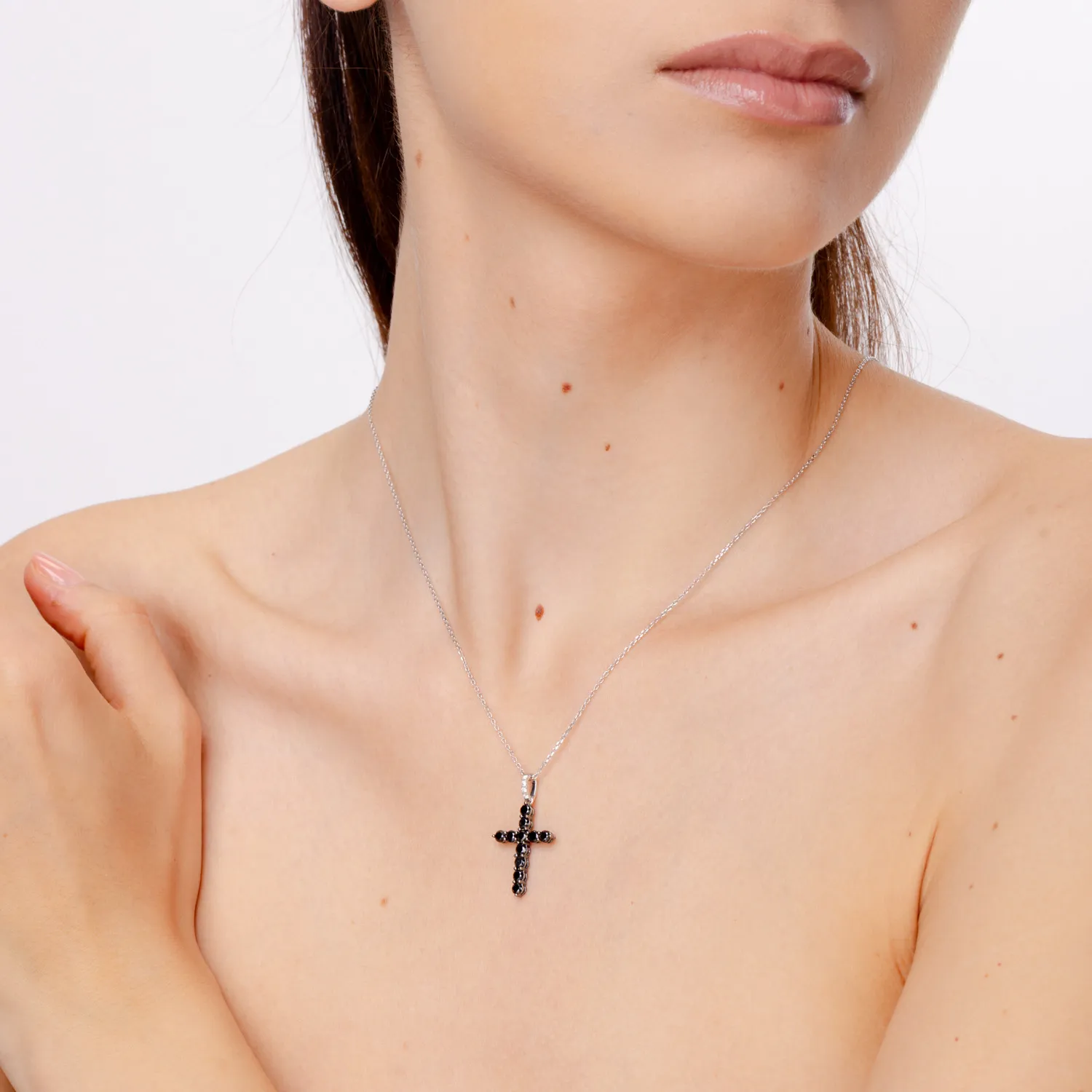 Zawieszka w kształcie krzyża z biało-czarnego złota z 1.3ct czarnymi i przezroczystymi diamentami
