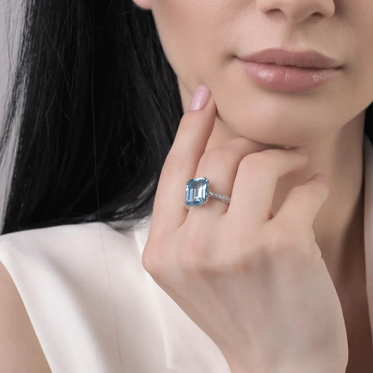 Inel din aur alb cu topaz albastru de 7.5ct si diamante de 0.3ct