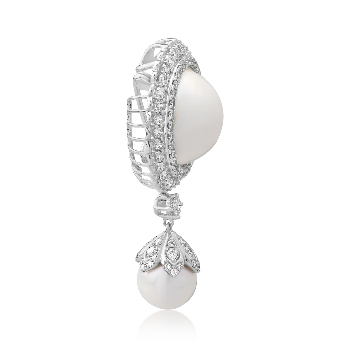 White gold brooch with 17.4ct fresh water pearls and 2.08ct diamonds