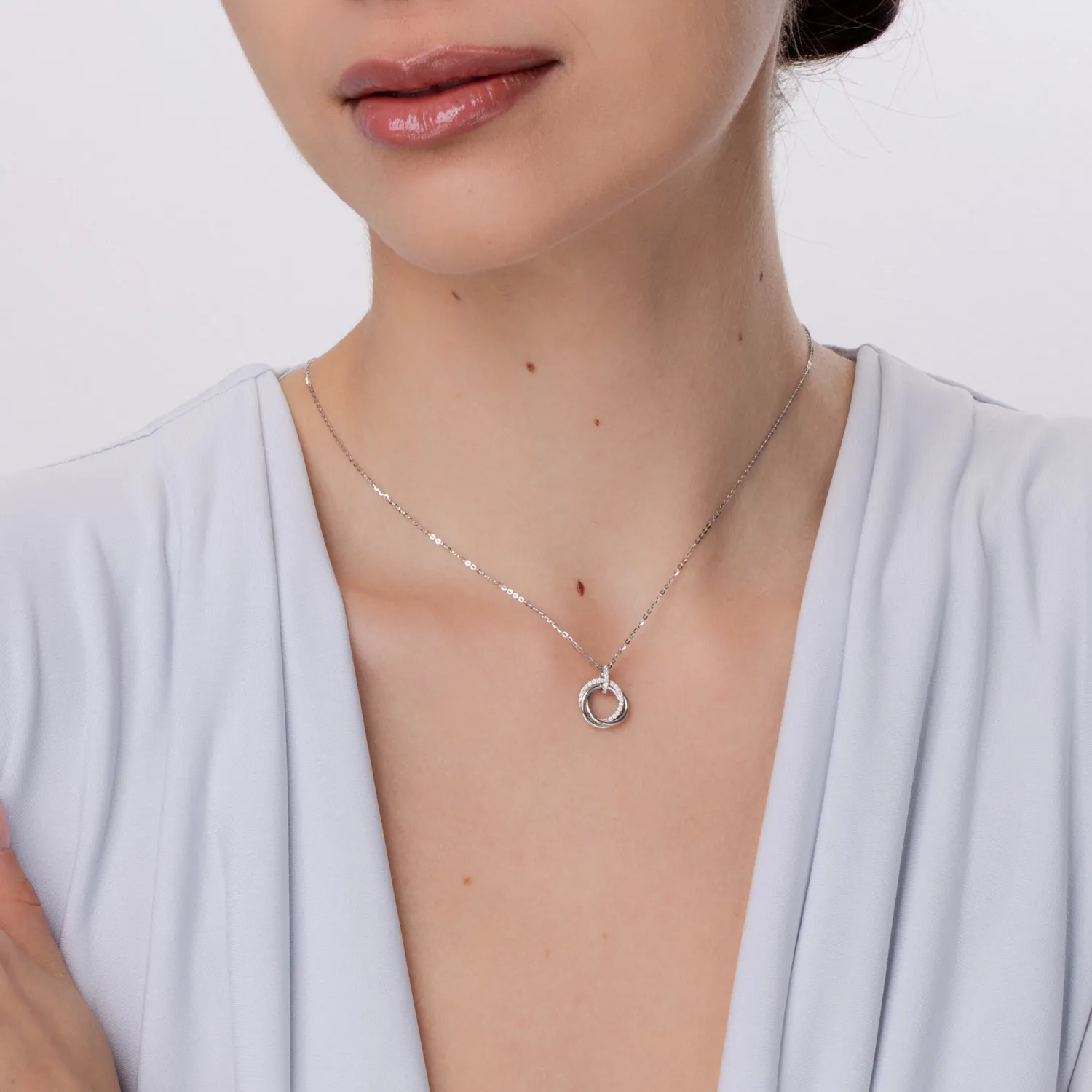 Naszyjnik w kształcie kółek z białego złota z diamentami o masie 0.1ct