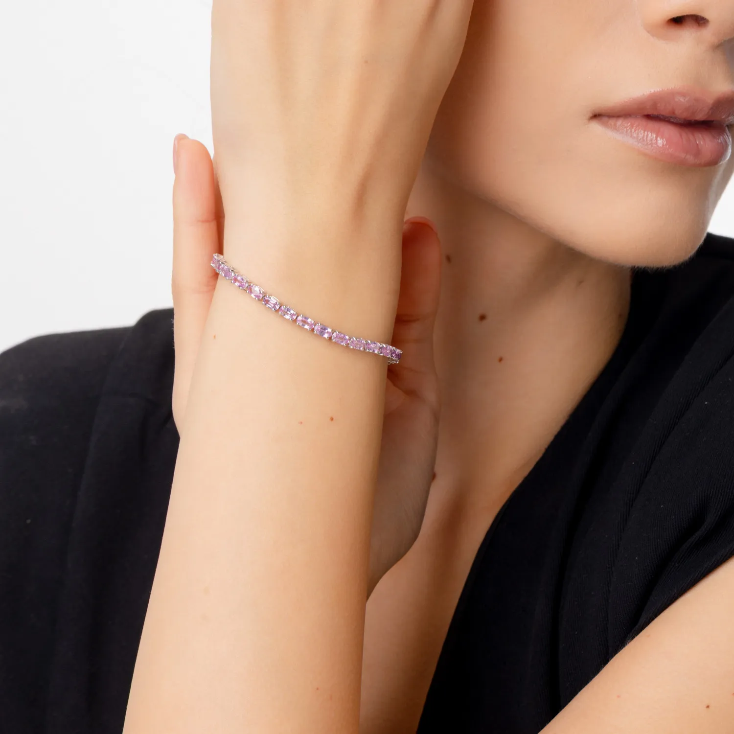 Bransoletka tenisowa z białego złota z różowymi szafirami o masie 7.2ct