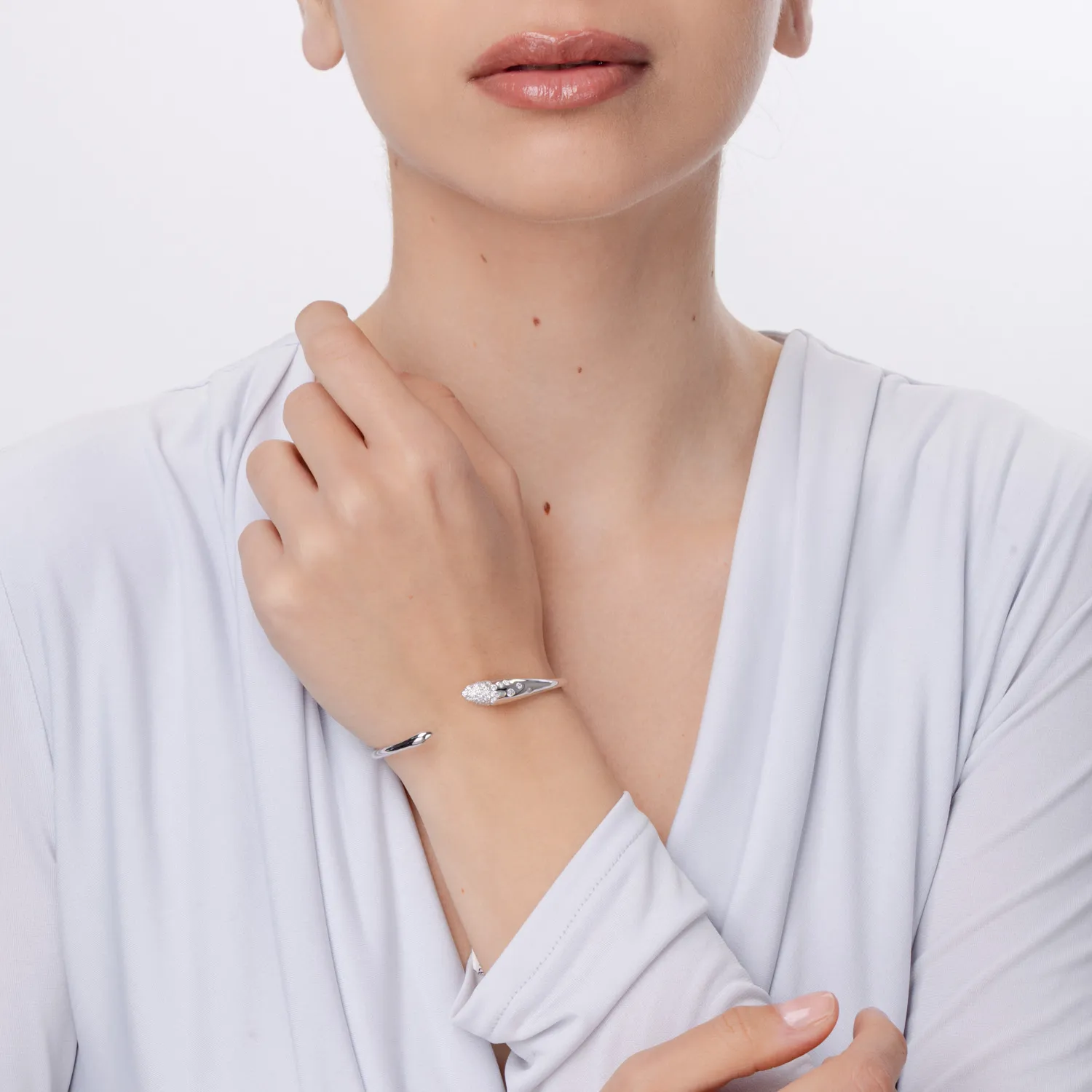 Fehér arany nyitott minimalista karkötő 0.5ct gyémánttal