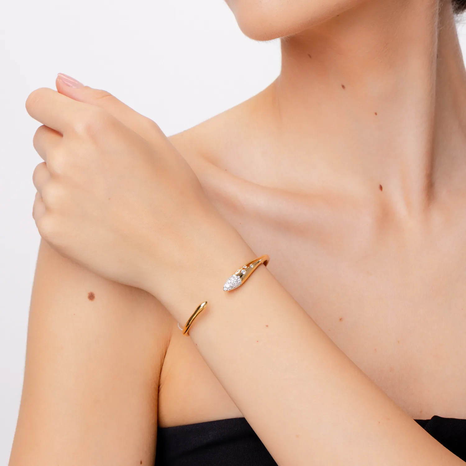 Minimalistyczna bransoletka z żółte złota z diamentami o masie 0.5ct