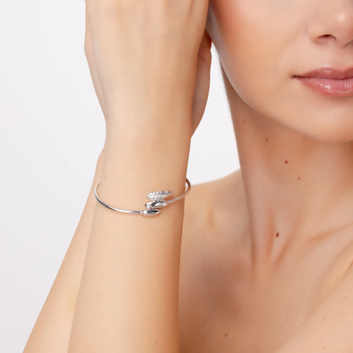 Otwarta bransoletka z białe złota z diamentami o masie 0.3ct