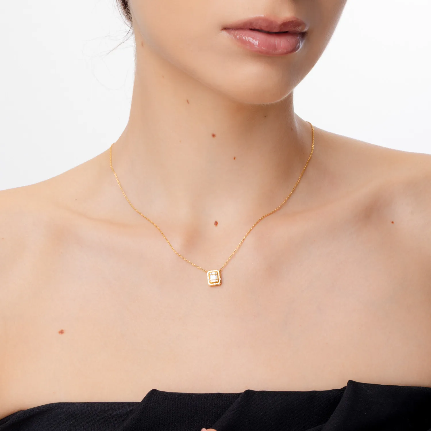 Łańcuszek z geometrycznym wisiorkiem z żółtego złota z diamentami o masie 0.1 ct