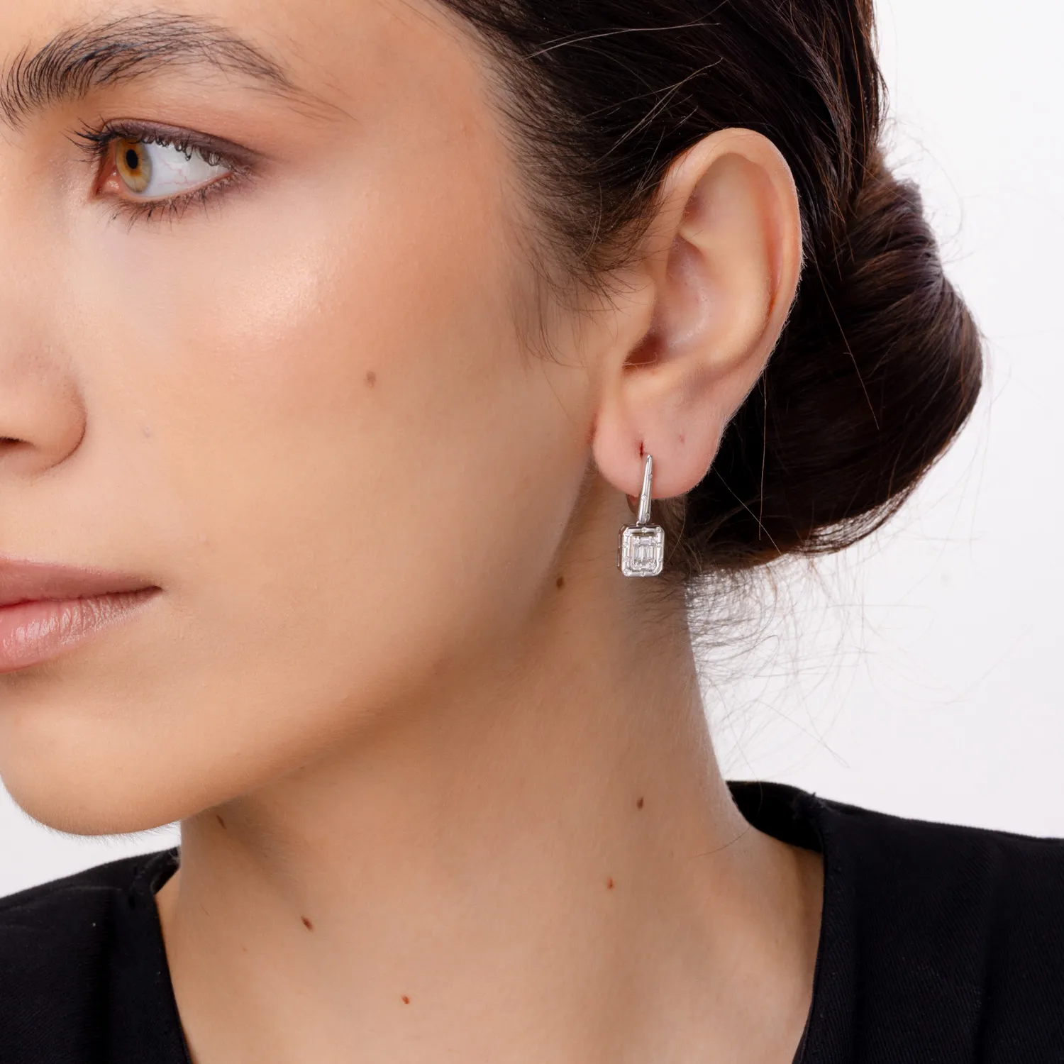 Geometryczne kolczyki z białego złota z diamentami o masie 0.3ct