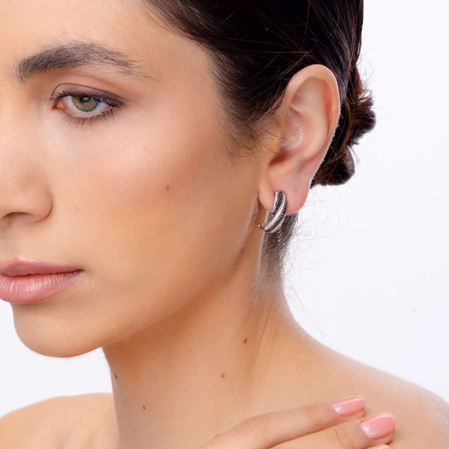 Cercei din aur alb cu diamante negre si incolore de 0.8ct