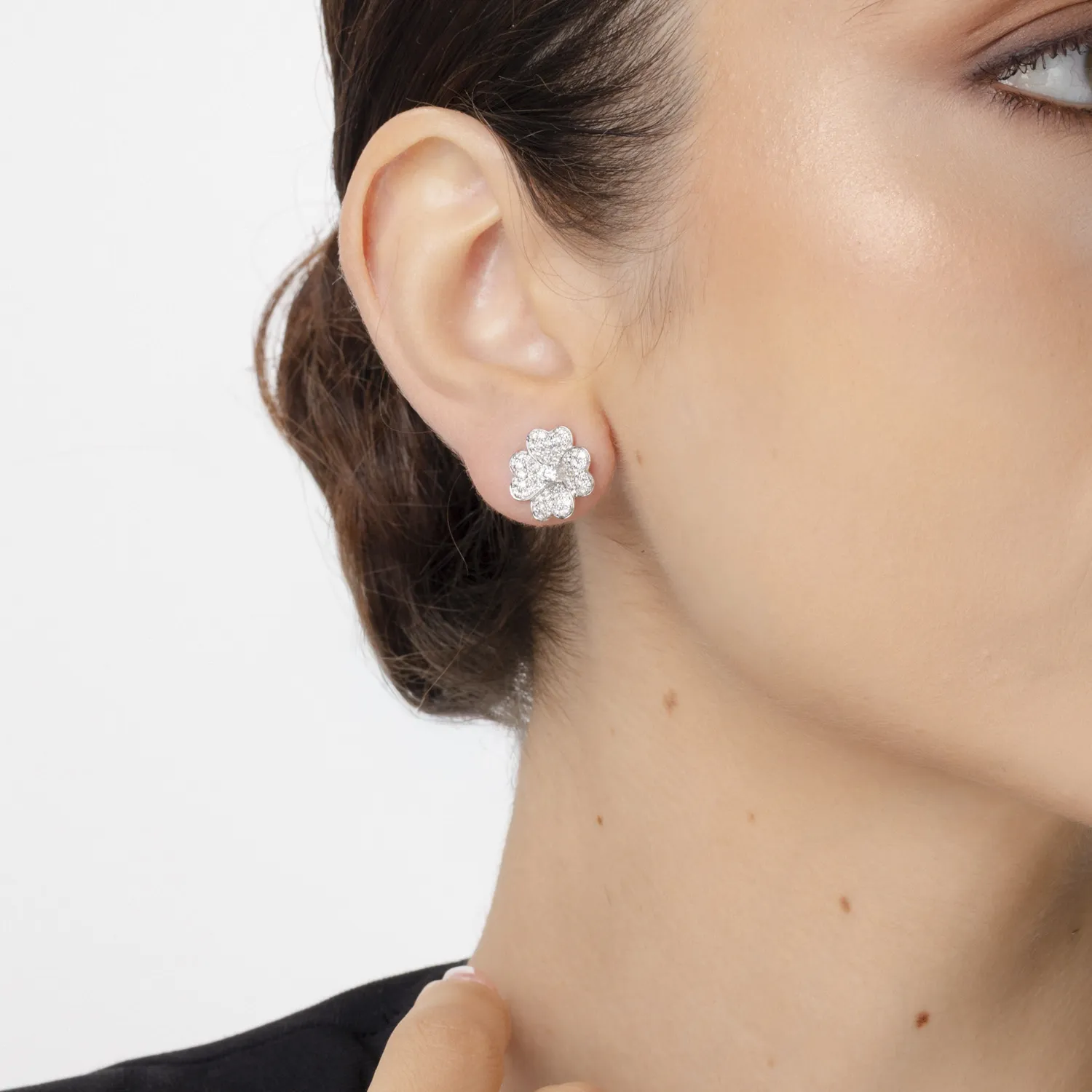 Fehérarany virágos fülbevaló 1.3ct gyémántokkal