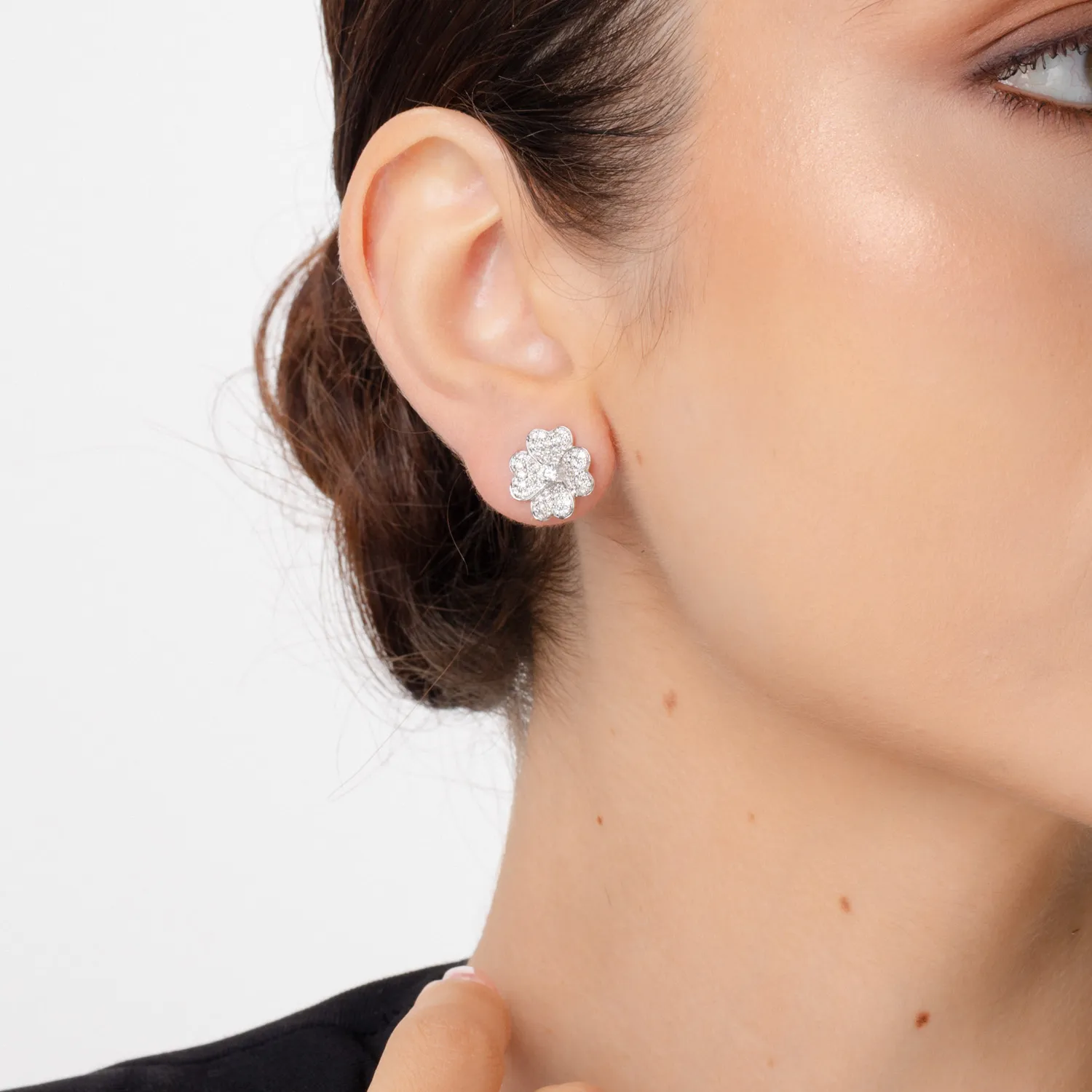 Kolczyki kwiatowe z białego złota z 1.3ct diamentami