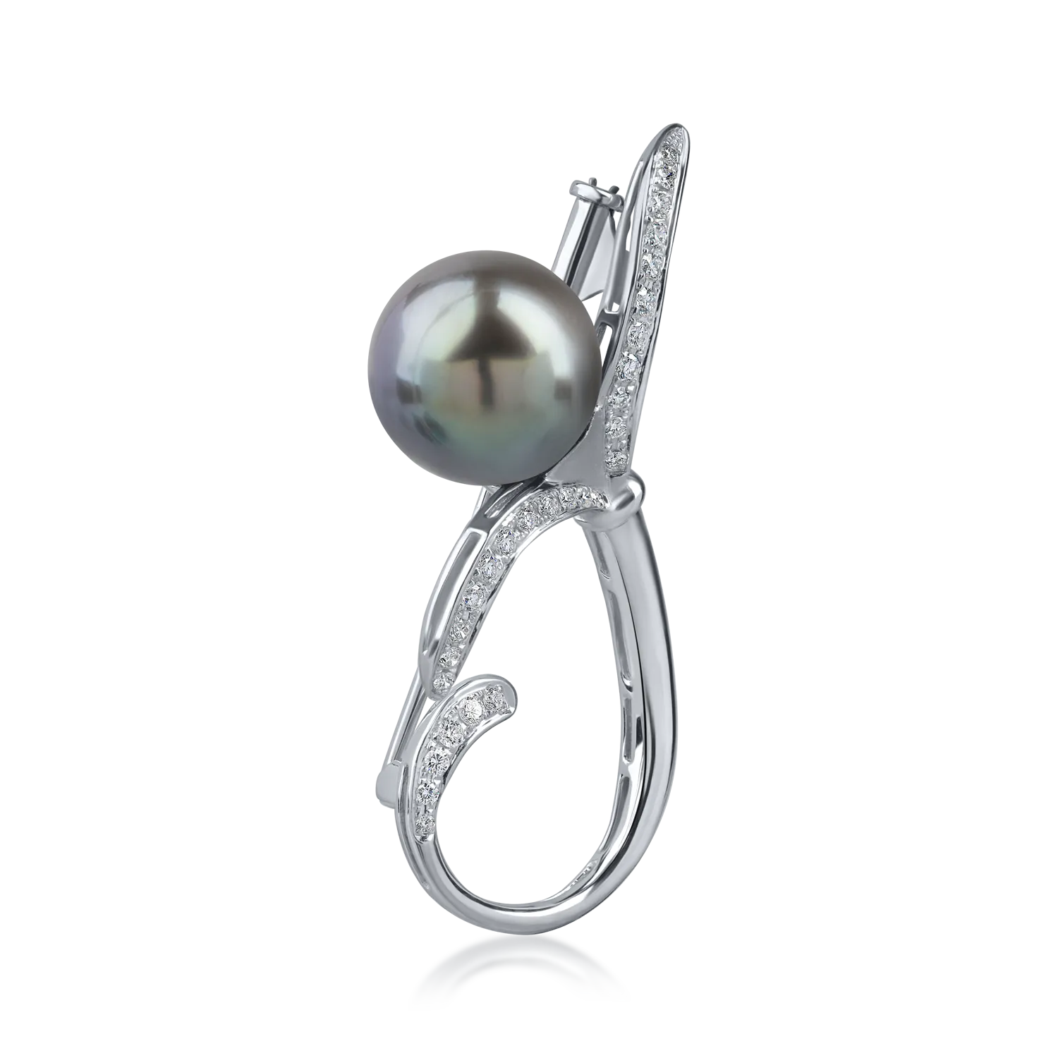 White gold flower brooch with 0.3ct diamonds and fresh water pearls