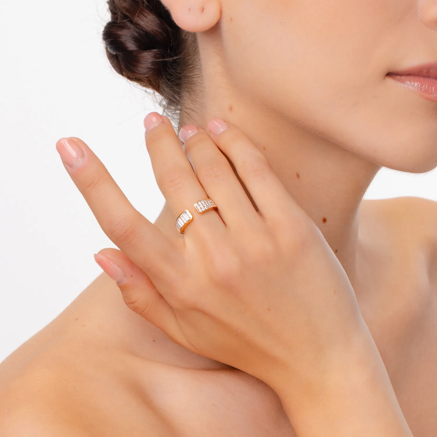 Otwarty pierścionek z różowego złota z diamentami o masie 0.9ct