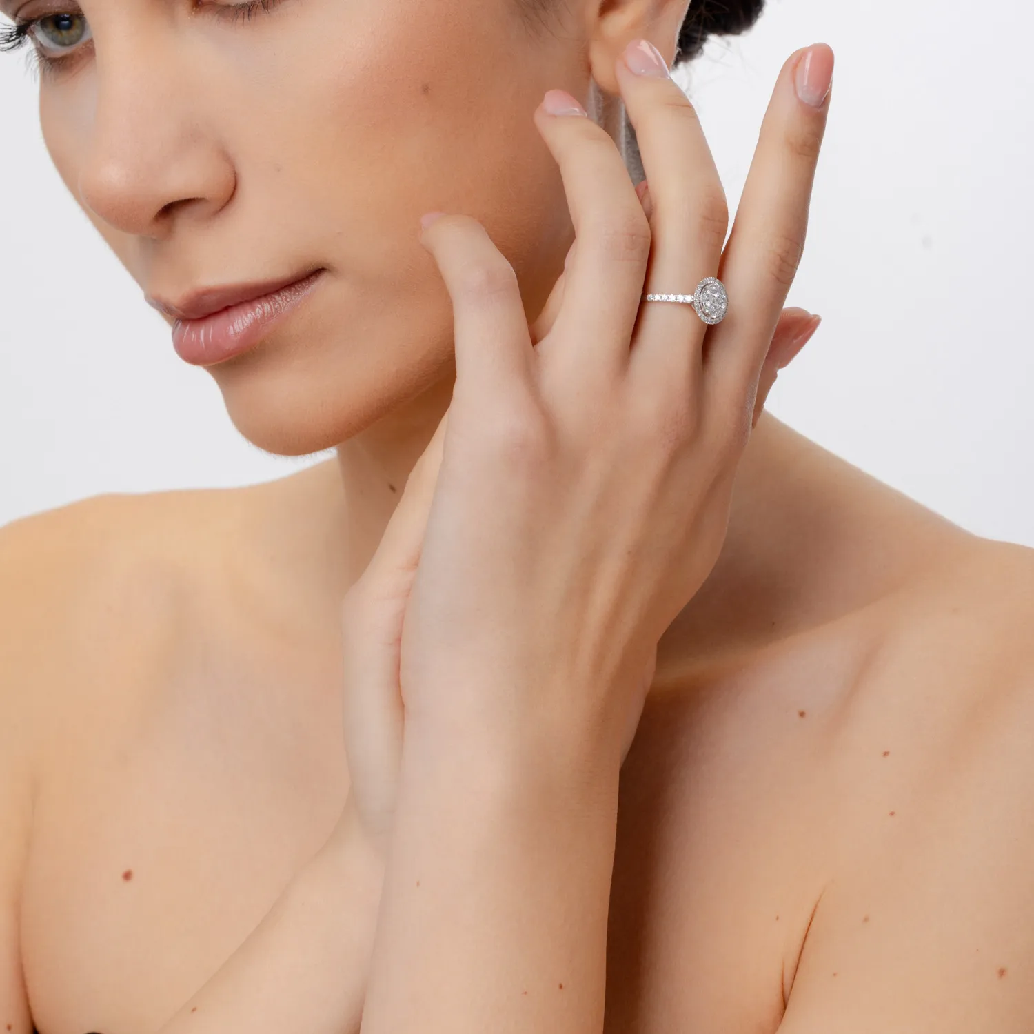 Pierścionek z białego złota z diamentami o masie 0.9ct