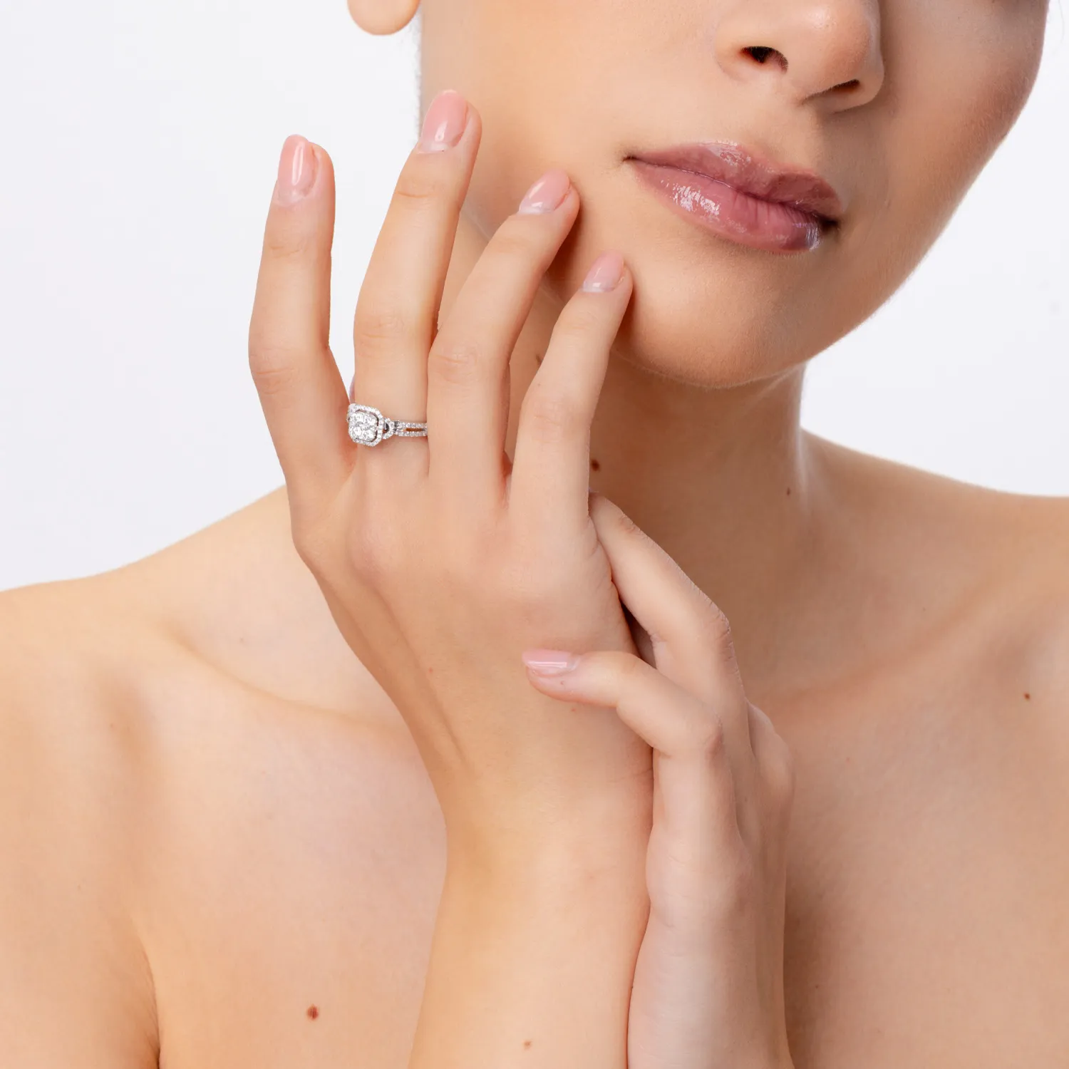 Pierścionek z białego złota z diamentami o masie 0.6ct