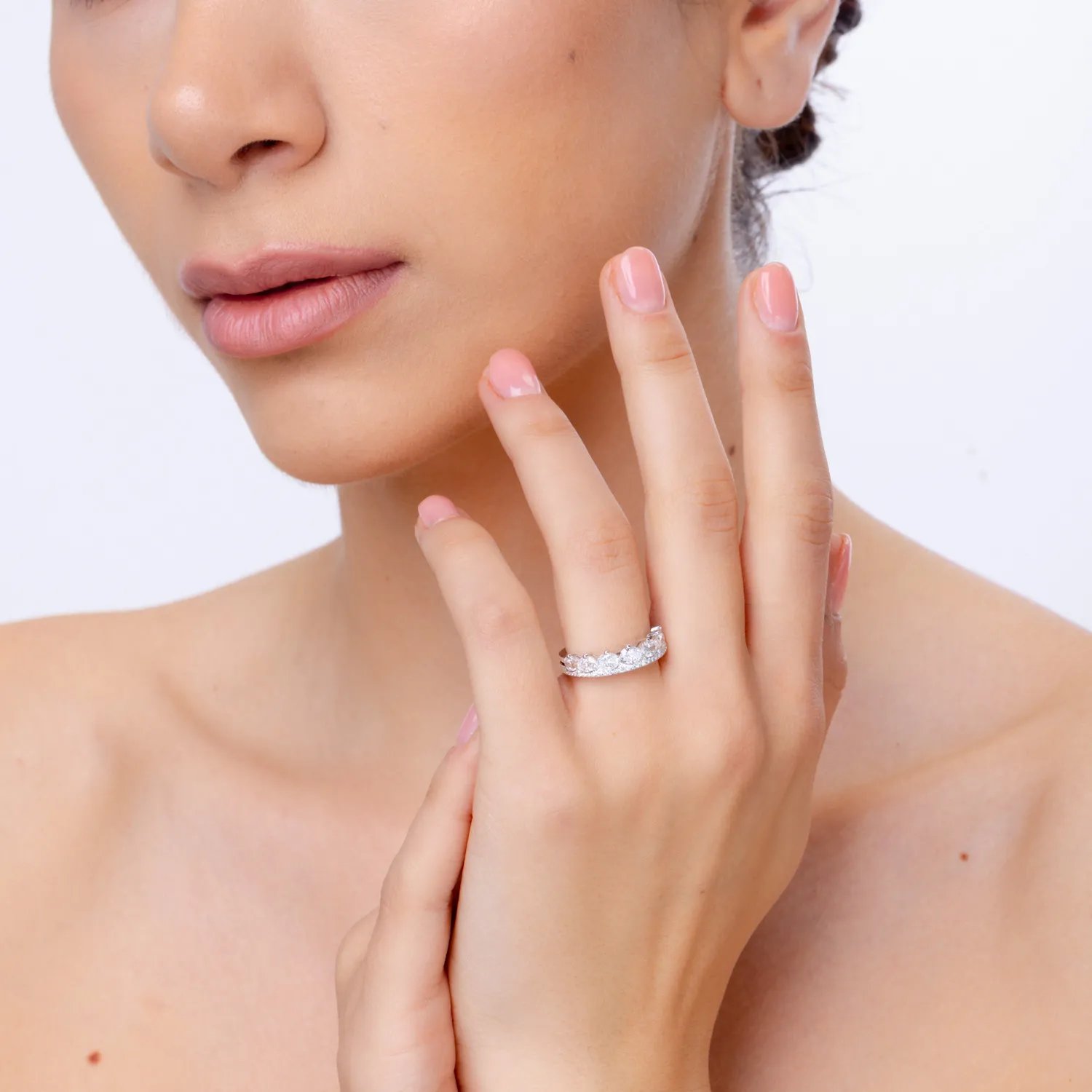 Inel semi eternity din aur alb cu diamante ovale si rotunde de 1.5ct
