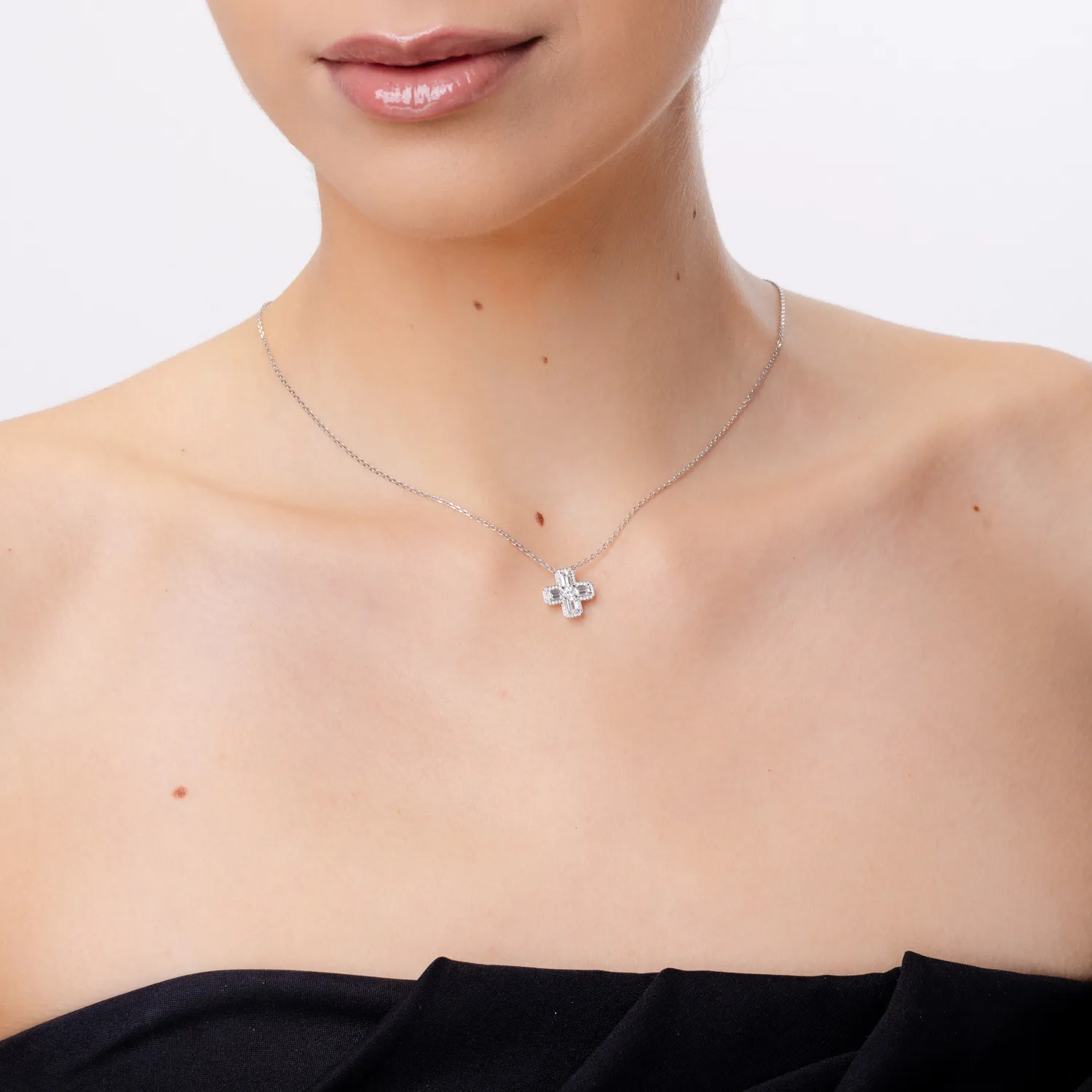 Fehérarany keresztes medál nyaklánc 0.9ct gyémántokkal
