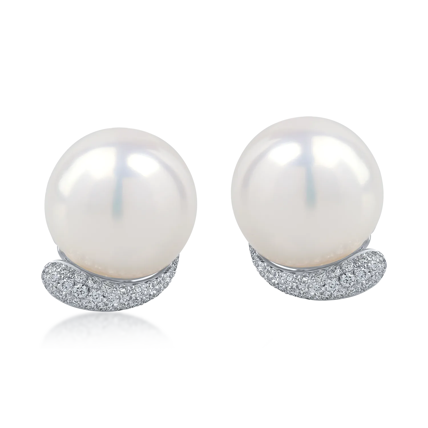 White gold earrings with 0.3ct diamonds and fresh water pearls