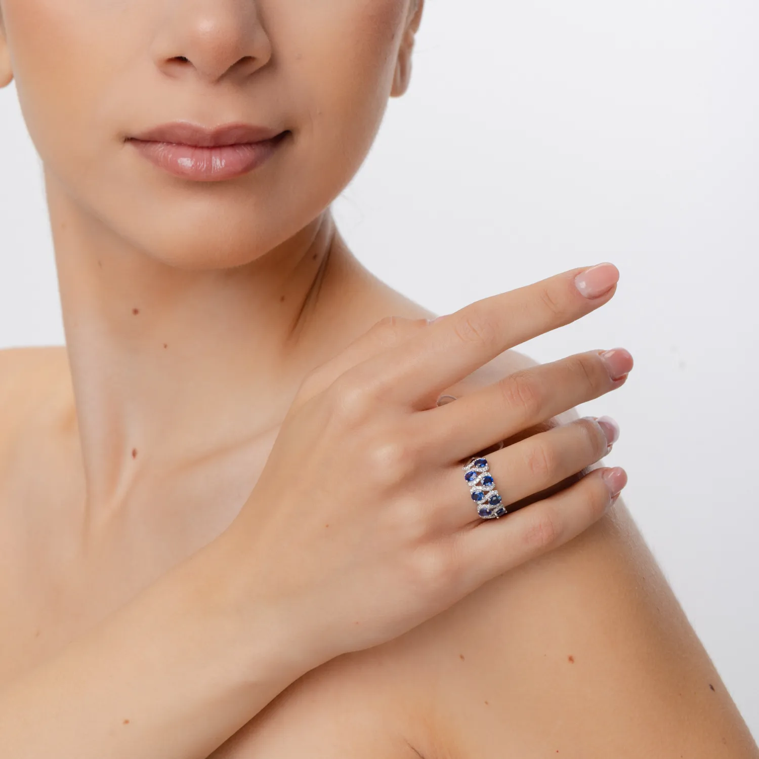 Pierścionek z mikronastawą z białego złota z szafirami o masie 1.7ct i diamentami o masie 0.3ct