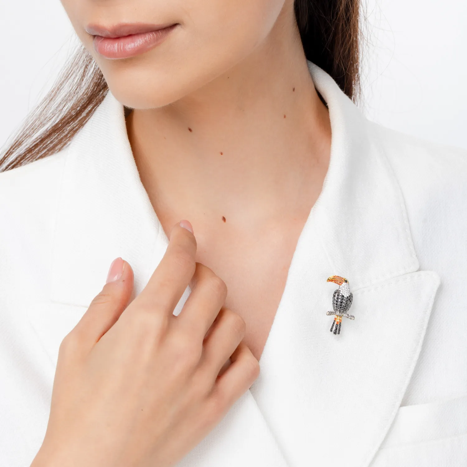 Broszka z tukanem z białego złota z diamentami o masie 1.44ct i szafirami o masie 0.27ct