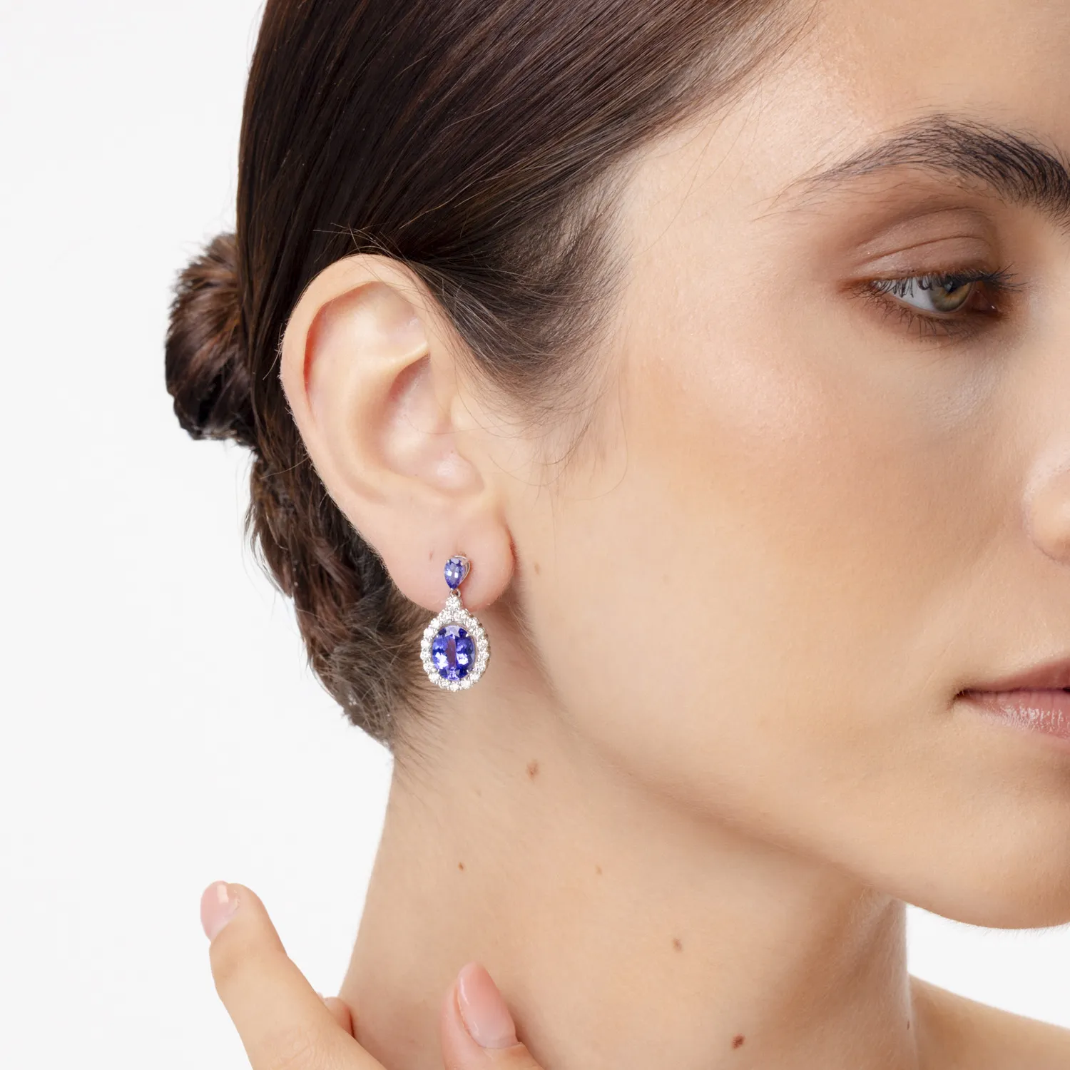 Hosszú fehérarany fülbevaló 6.4ct tanzanittal és 1.4ct gyémánttal
