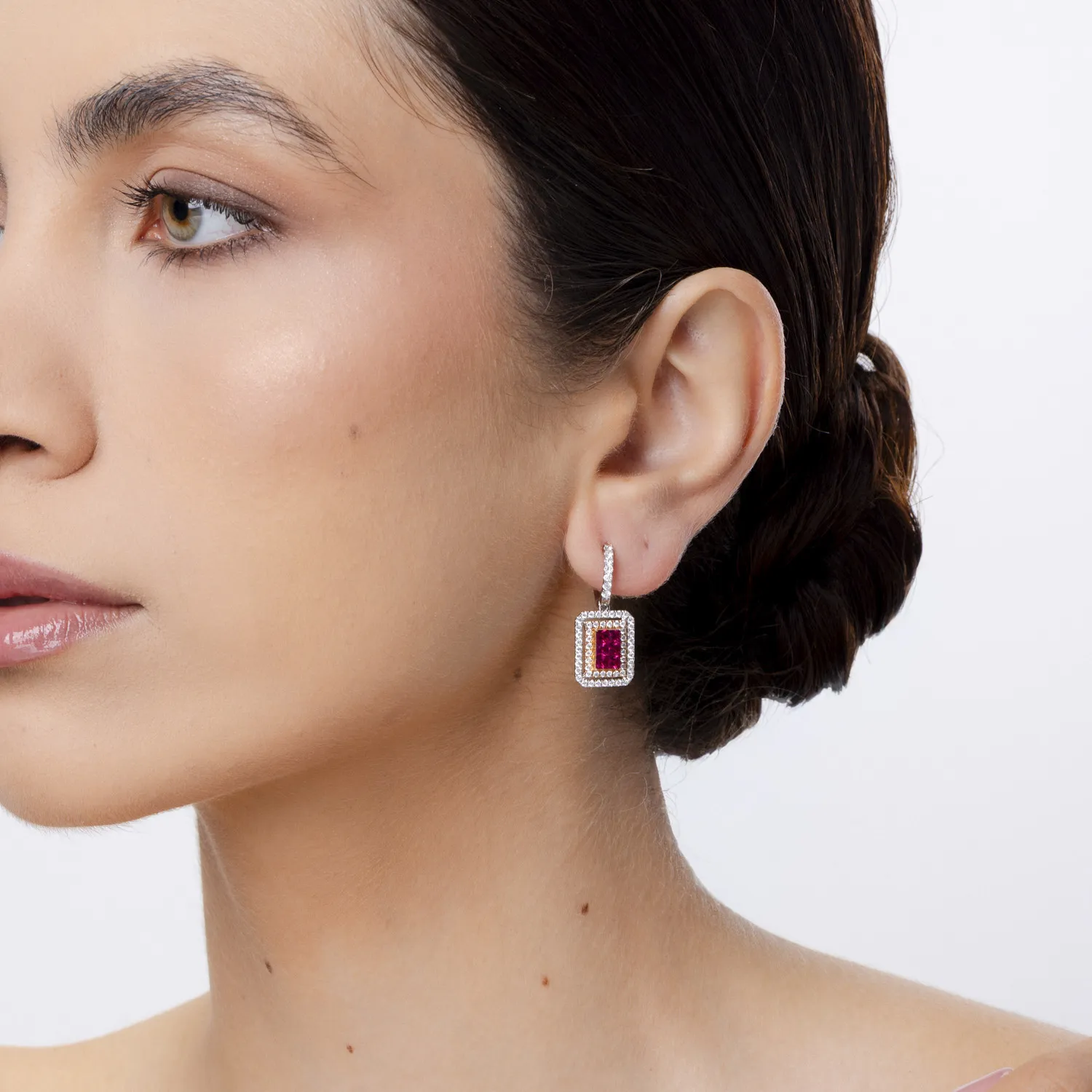 Fehér rózsa arany geometriai fülbevaló 1.3ct rubinokkal és 1.1ct gyémántokkal