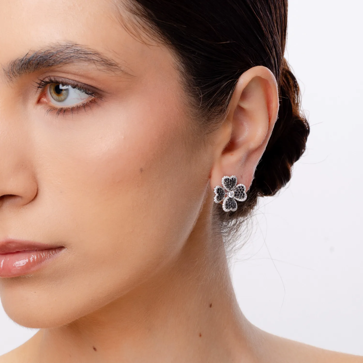 White gold clover earrings with 2.1ct black and clear diamonds