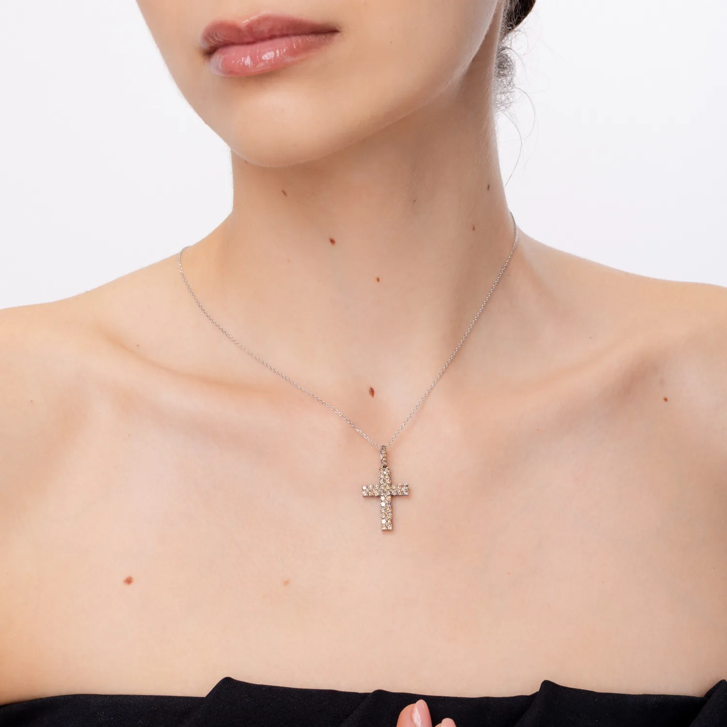 Wisiorek w kształcie krzyża z czarnego złota z brązowymi diamentami o masie 1.4 ct