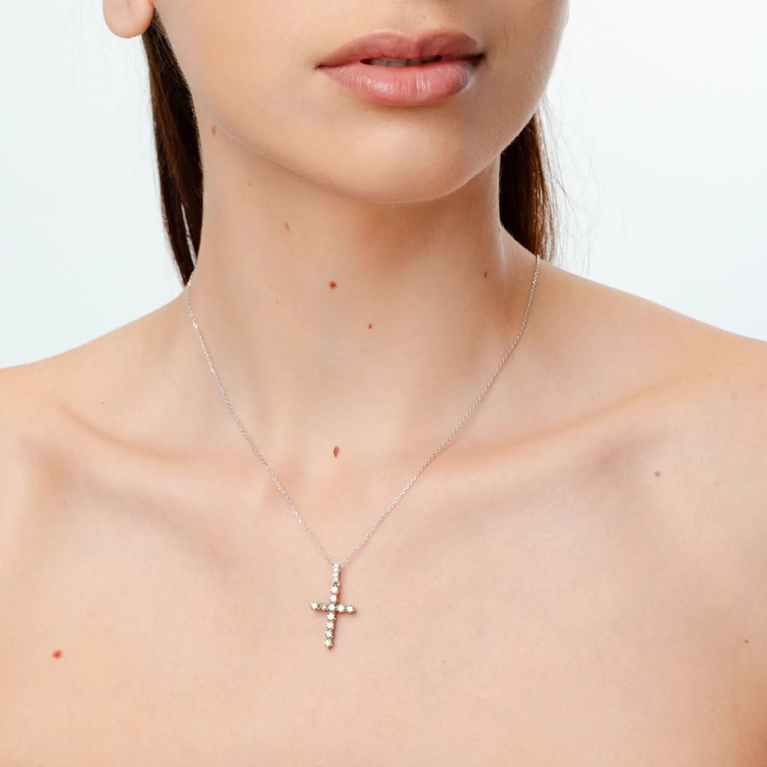 Zawieszka w kształcie krzyża z biało-czarnego złota z 1.2ct brązowymi i przezroczystymi diamentami