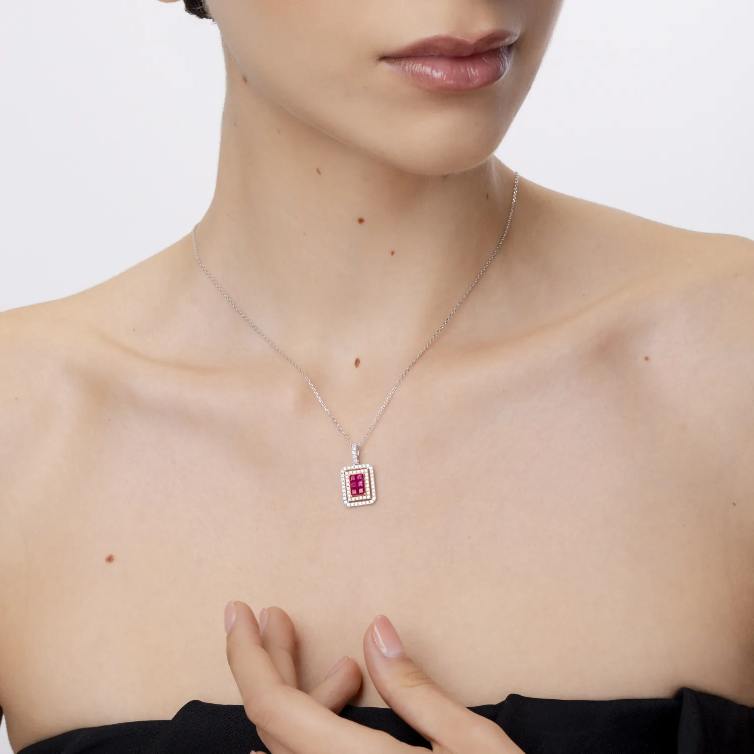 Fehér rózsa arany geometriai medál 0.5ct rubinokkal és 0.5ct gyémántokkal